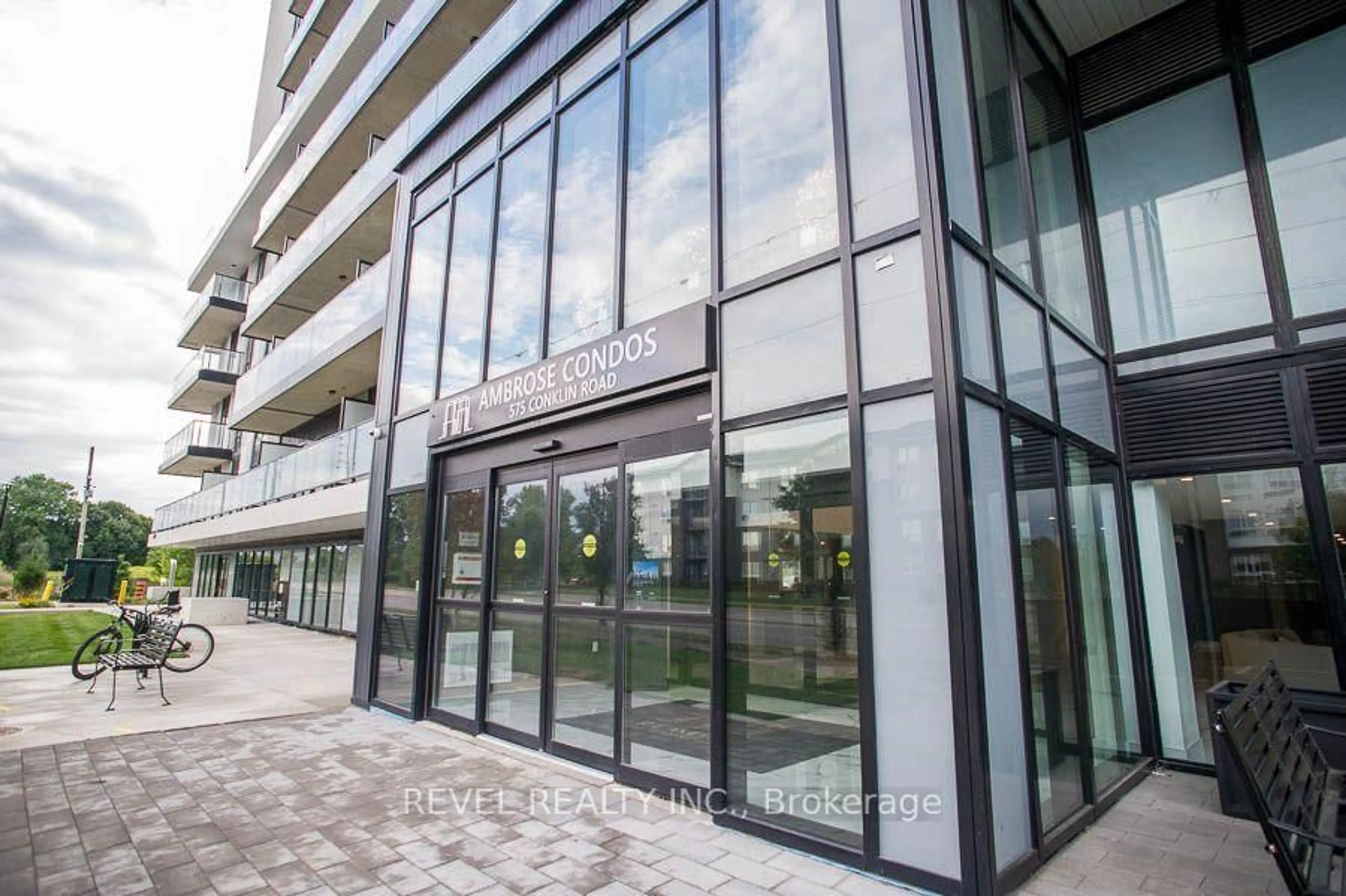 Indoor foyer for 575 Conklin Rd #226, Brantford Ontario N3T 0B9