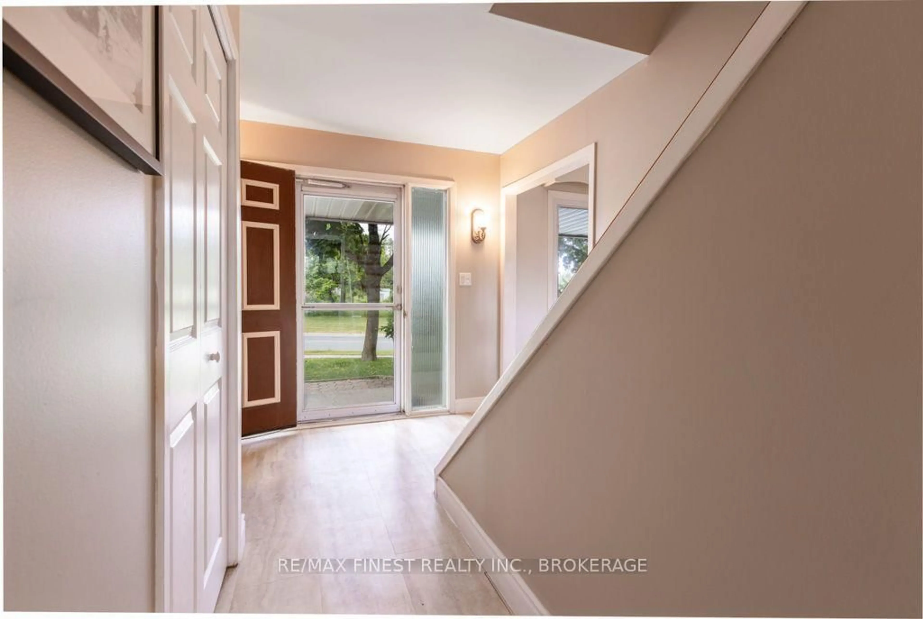 Indoor entryway for 1043 Lincoln Dr, Kingston Ontario K7M 4Z3