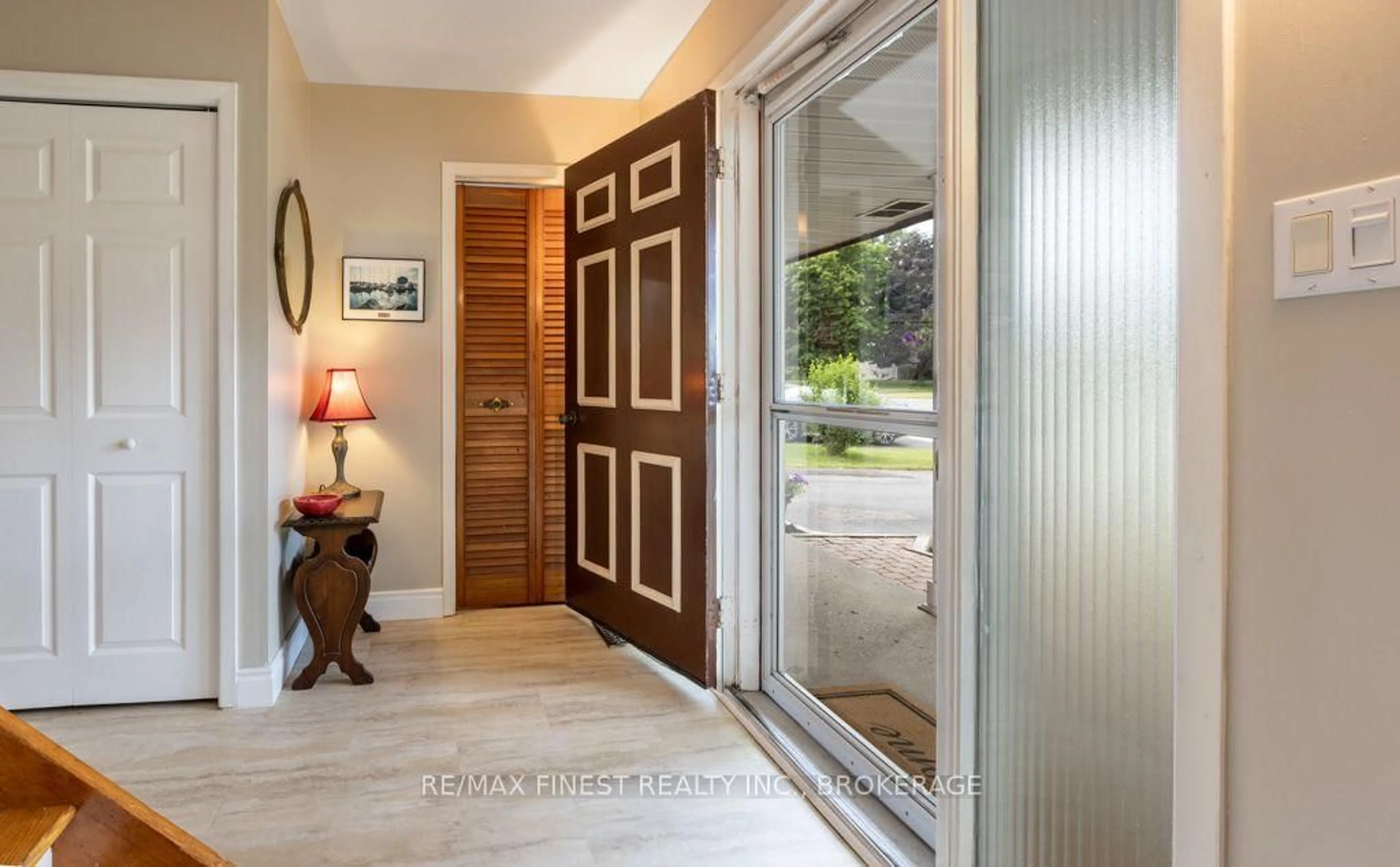 Indoor entryway for 1043 Lincoln Dr, Kingston Ontario K7M 4Z3