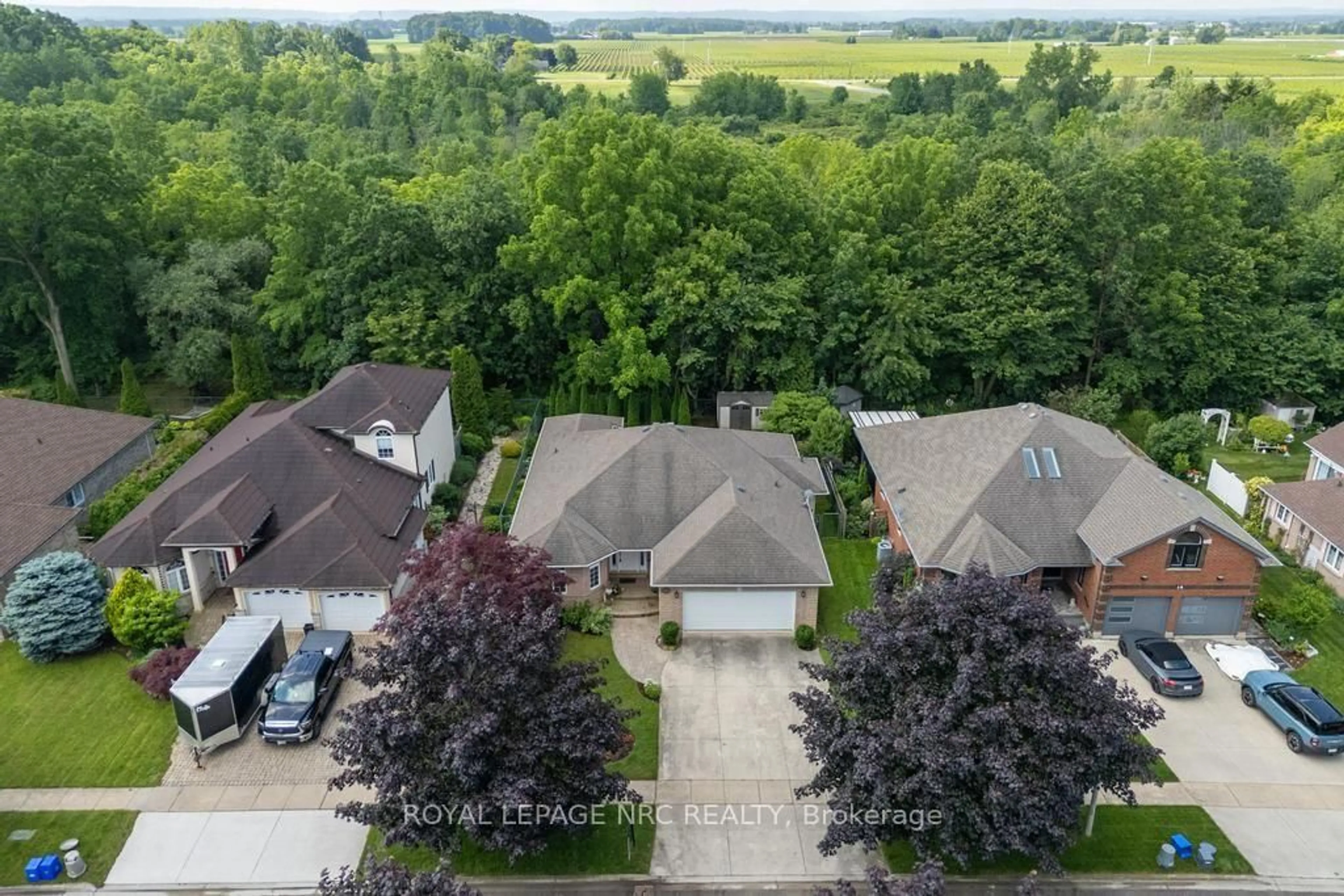 A pic from outside/outdoor area/front of a property/back of a property/a pic from drone, unknown for 18 Harmony Dr, Niagara-on-the-Lake Ontario L0S 1J0