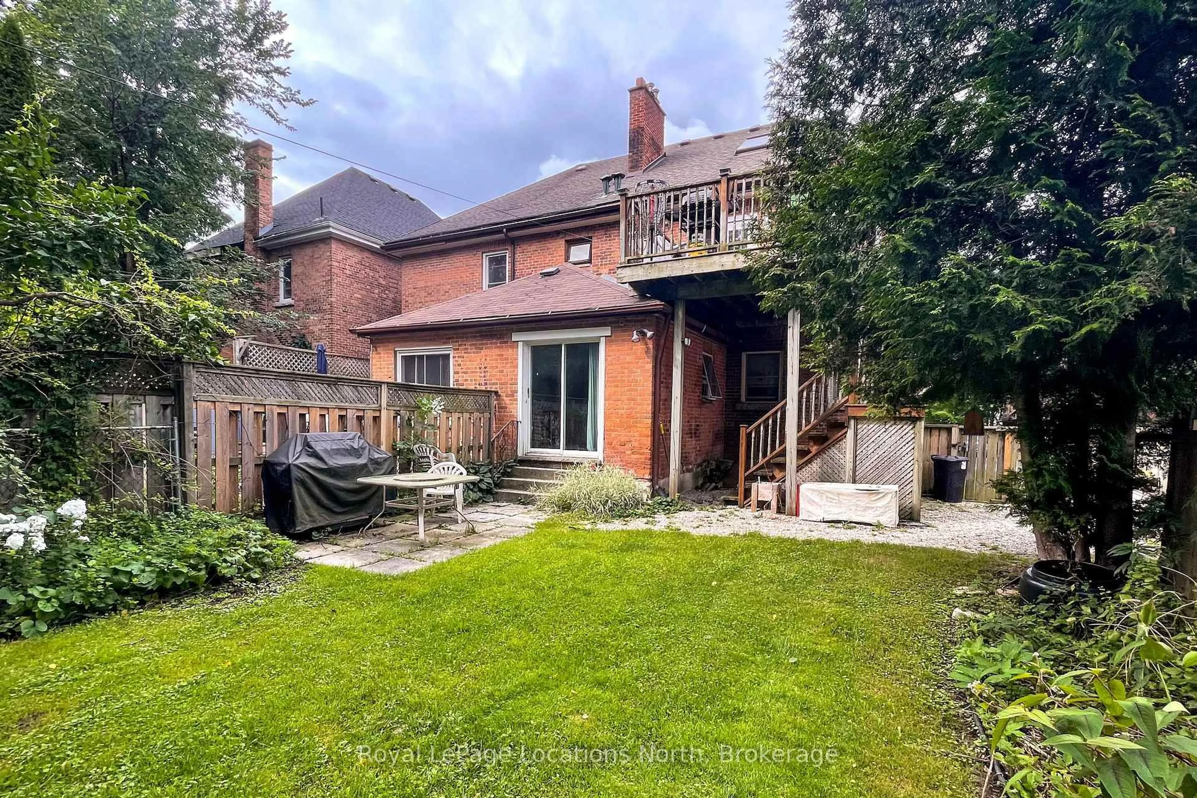A pic from outside/outdoor area/front of a property/back of a property/a pic from drone, street for 737 4th Ave, Owen Sound Ontario N4K 2N5
