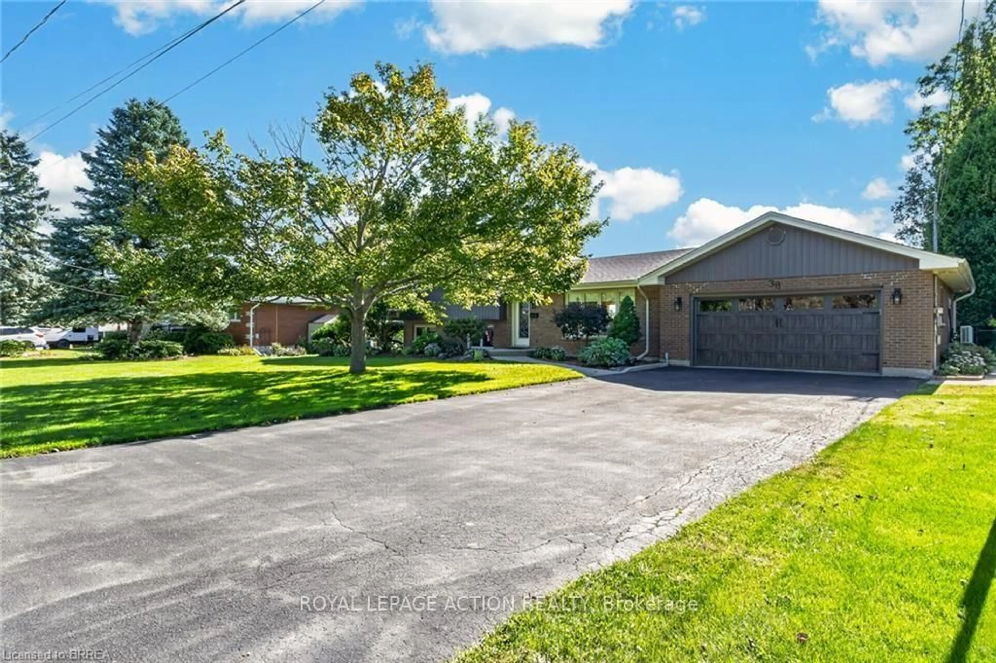 A pic from outside/outdoor area/front of a property/back of a property/a pic from drone, street for 38 Davern Rd, Brantford Ontario N3T 1R5
