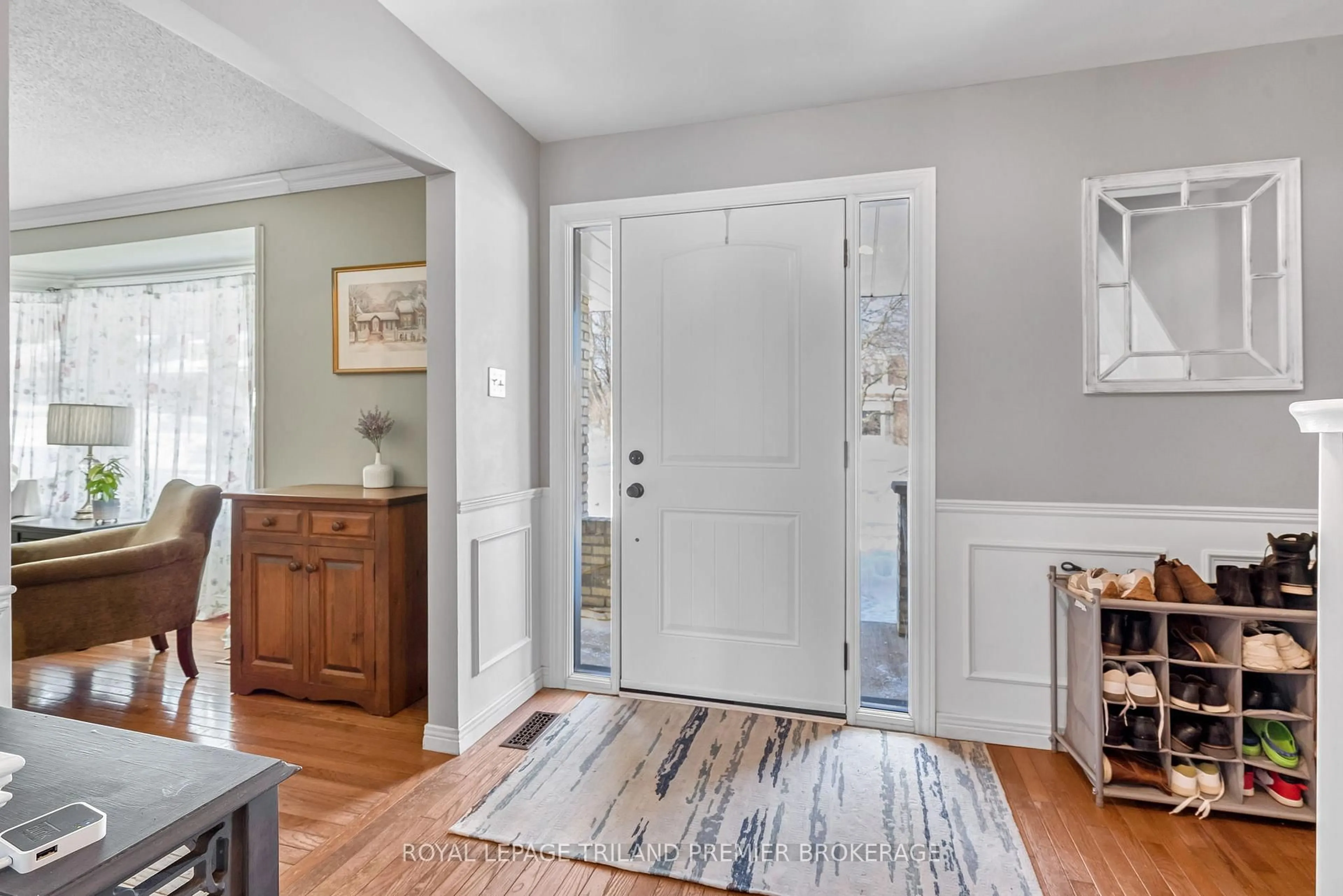 Indoor entryway for 31 Foxcroft Cres, London South Ontario N6K 3A3