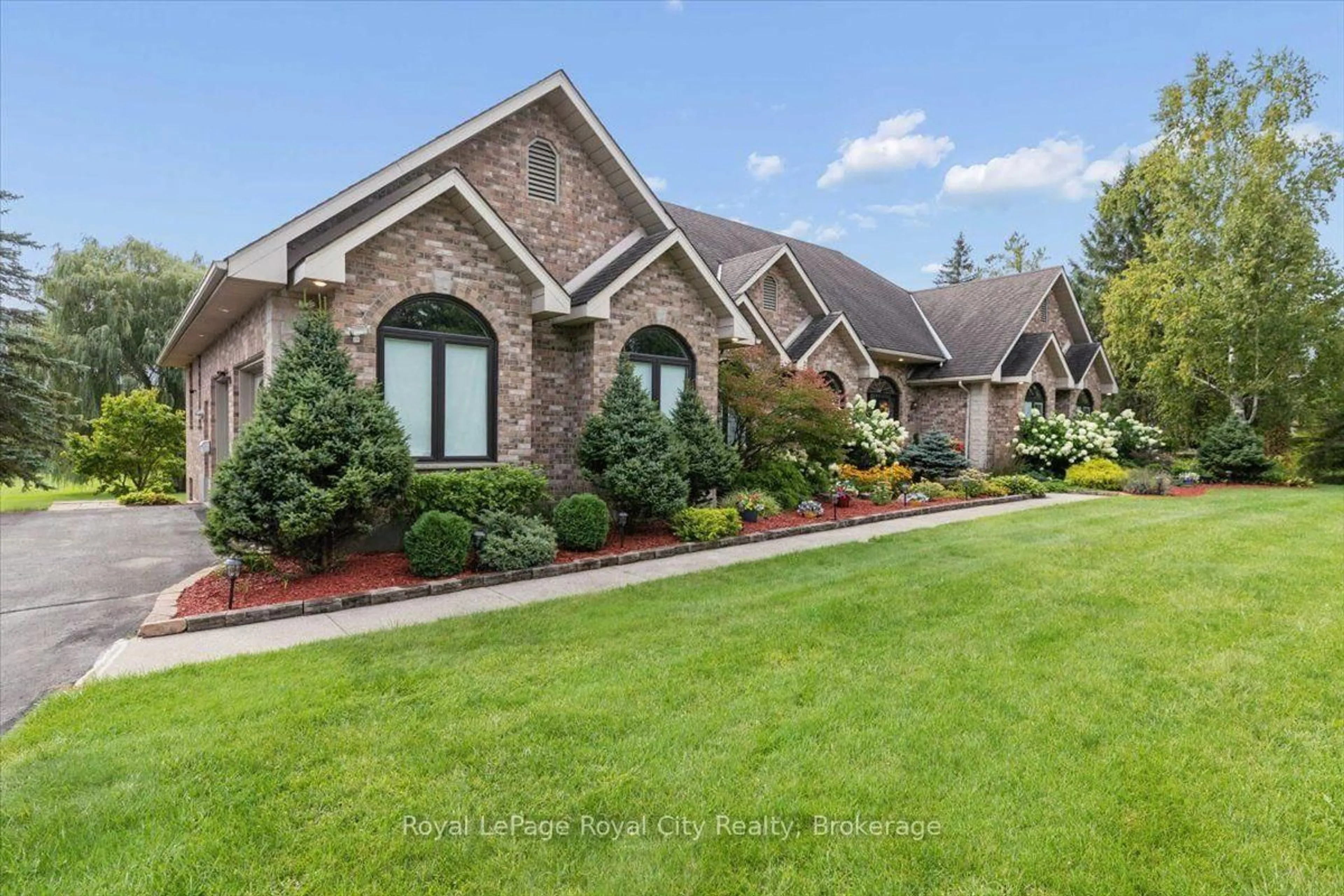 Home with brick exterior material, mountain view for 26 Bridle Path, Puslinch Ontario N0B 2J0