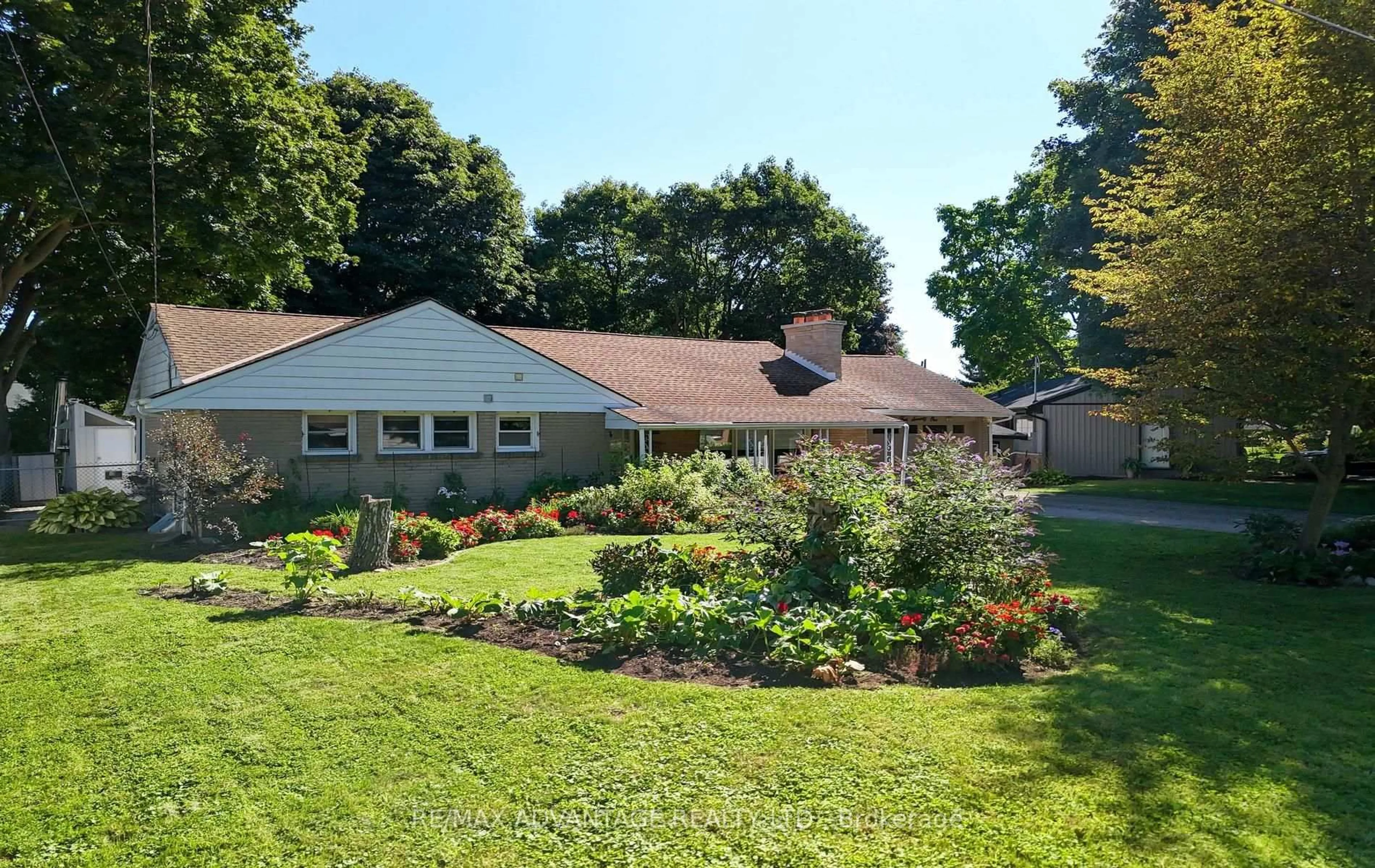 A pic from outside/outdoor area/front of a property/back of a property/a pic from drone, unknown for 471 West Mile Rd, London North Ontario N6H 3M4