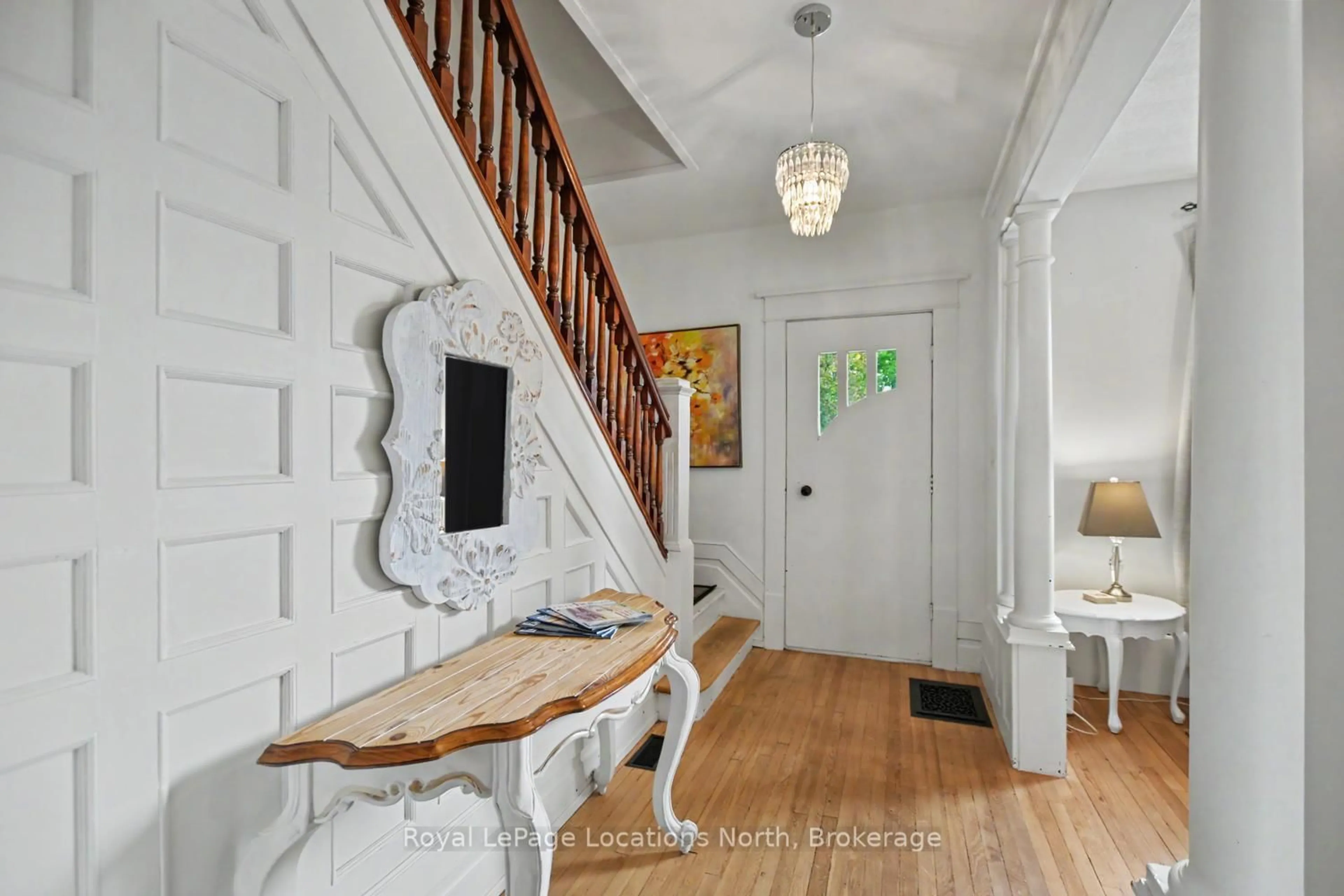 Indoor entryway for 135 Marshall St, Meaford Ontario N4L 1B6