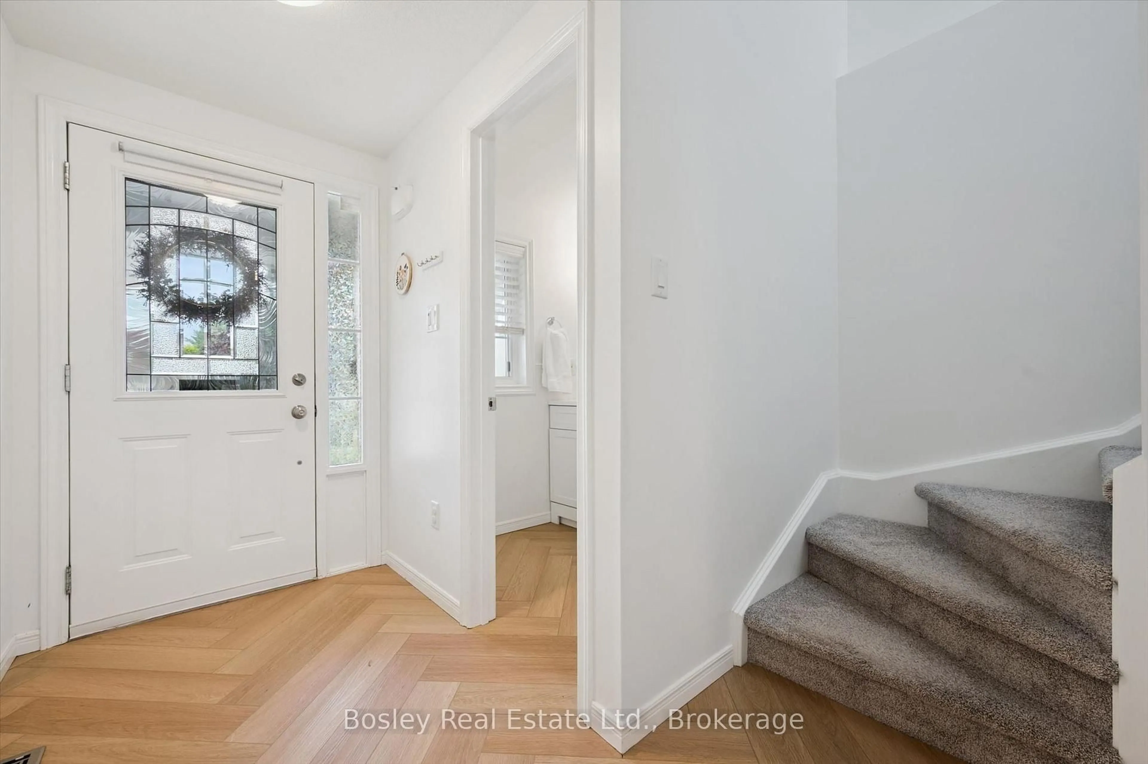 Indoor entryway for 12 Deerpath Dr, Guelph Ontario N1K 1T9