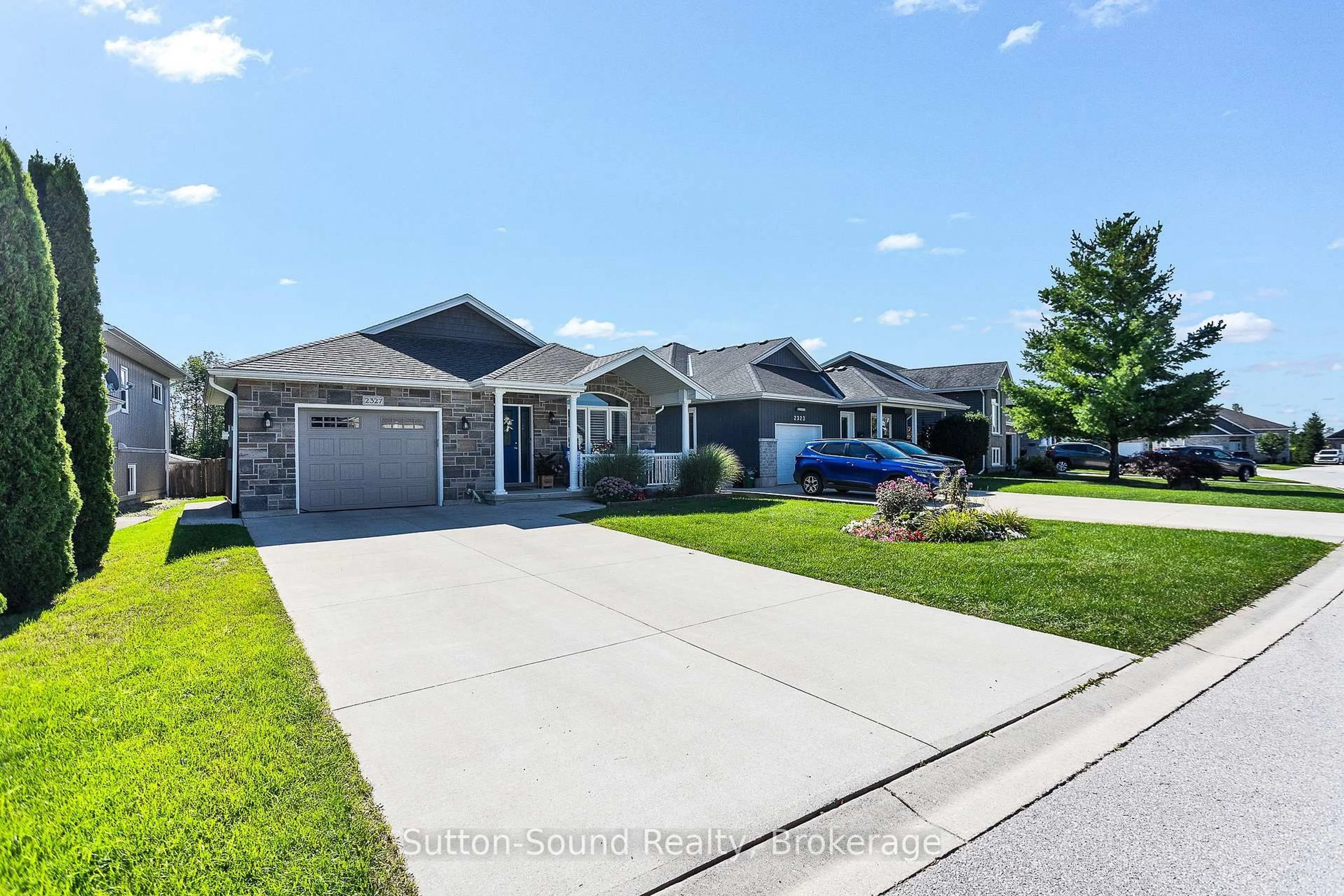 Home with vinyl exterior material, street for 2327 10th Ave, Owen Sound Ontario N4K 0B2