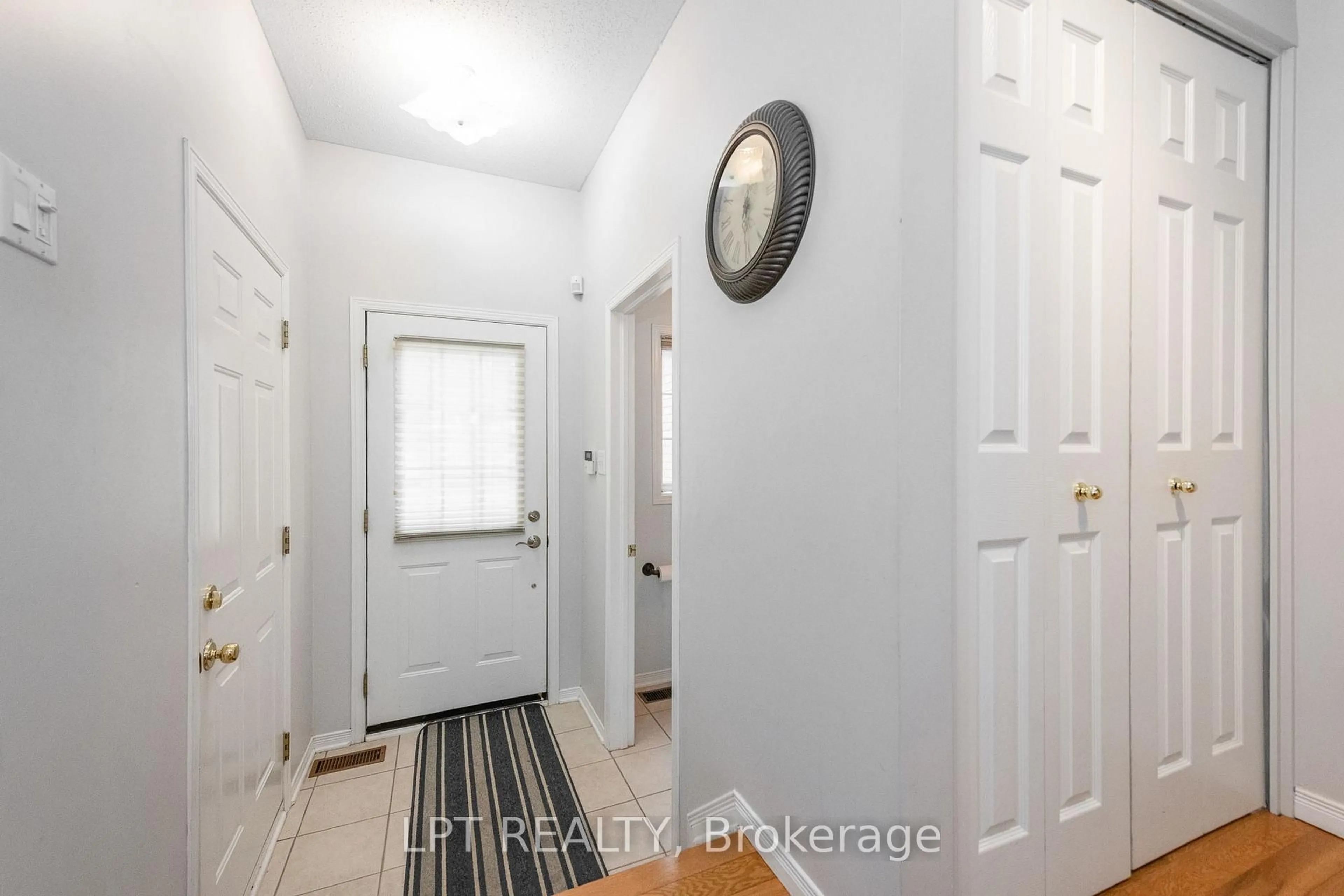 Indoor entryway for 61 Tobermory Cres, Ottawa Ontario K2K 3M4