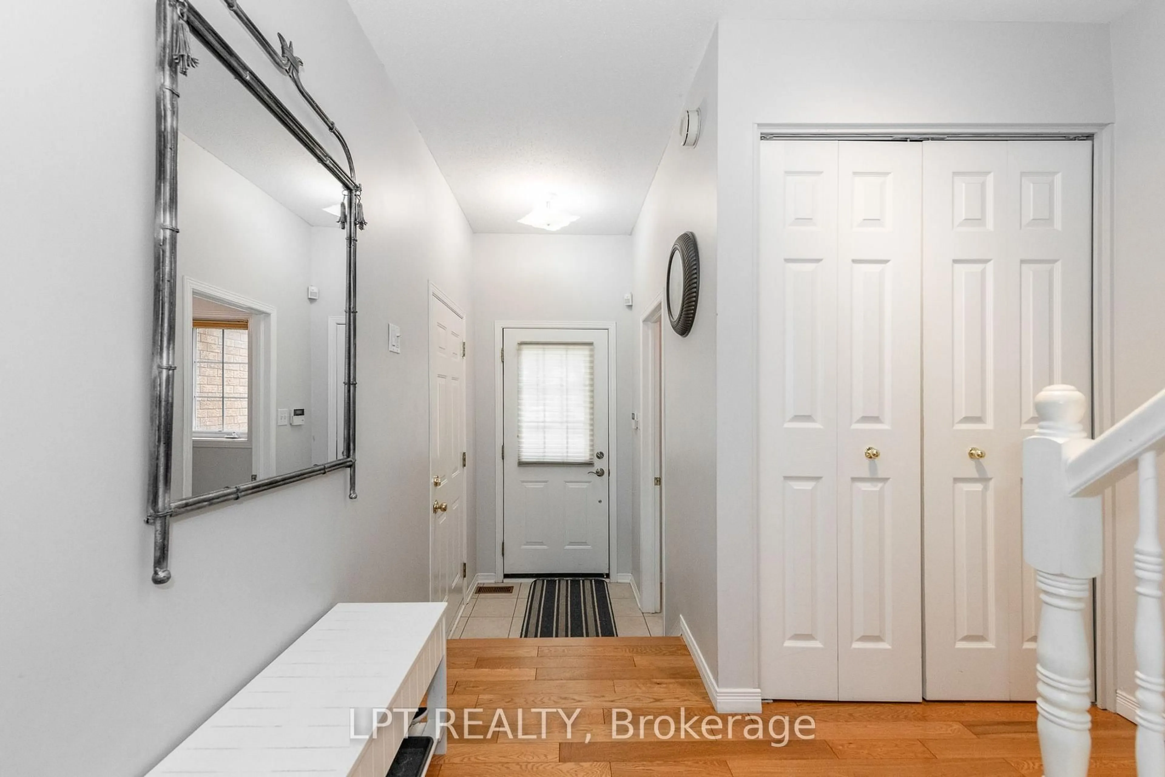 Indoor entryway for 61 Tobermory Cres, Ottawa Ontario K2K 3M4