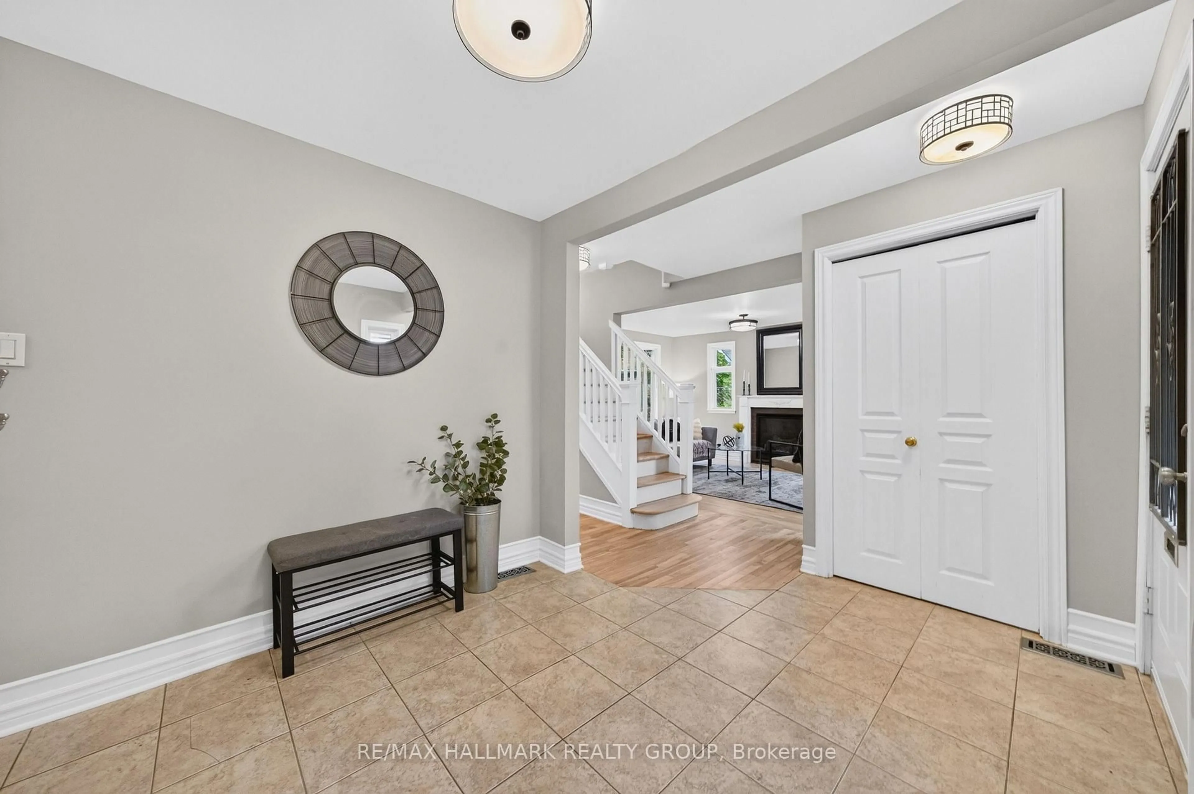 Indoor entryway for 1608 Prince Of Wales Dr, Ottawa Ontario K2C 1P3