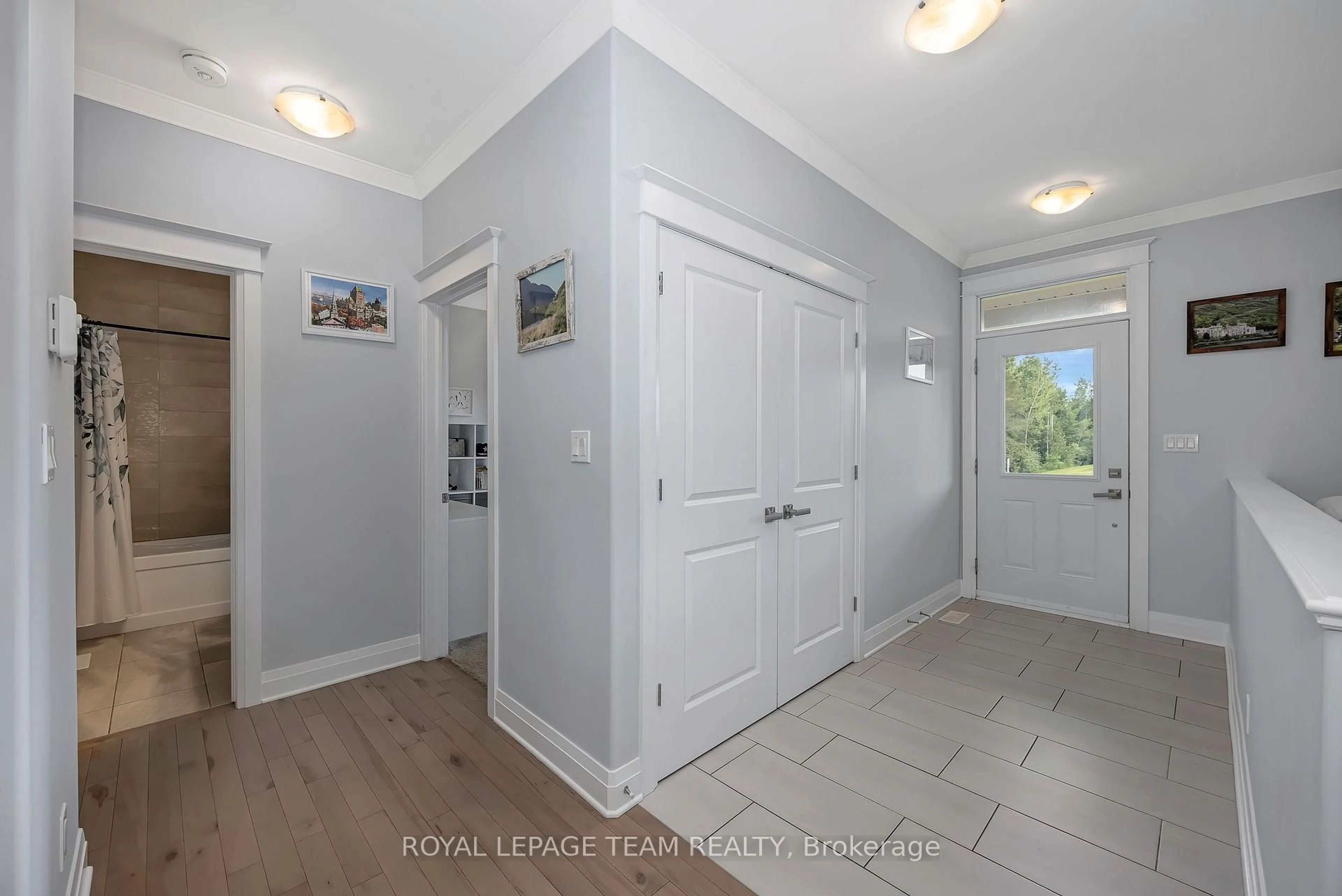 Indoor entryway for 101 Stirling Cres, North Grenville Ontario K0G 1J0