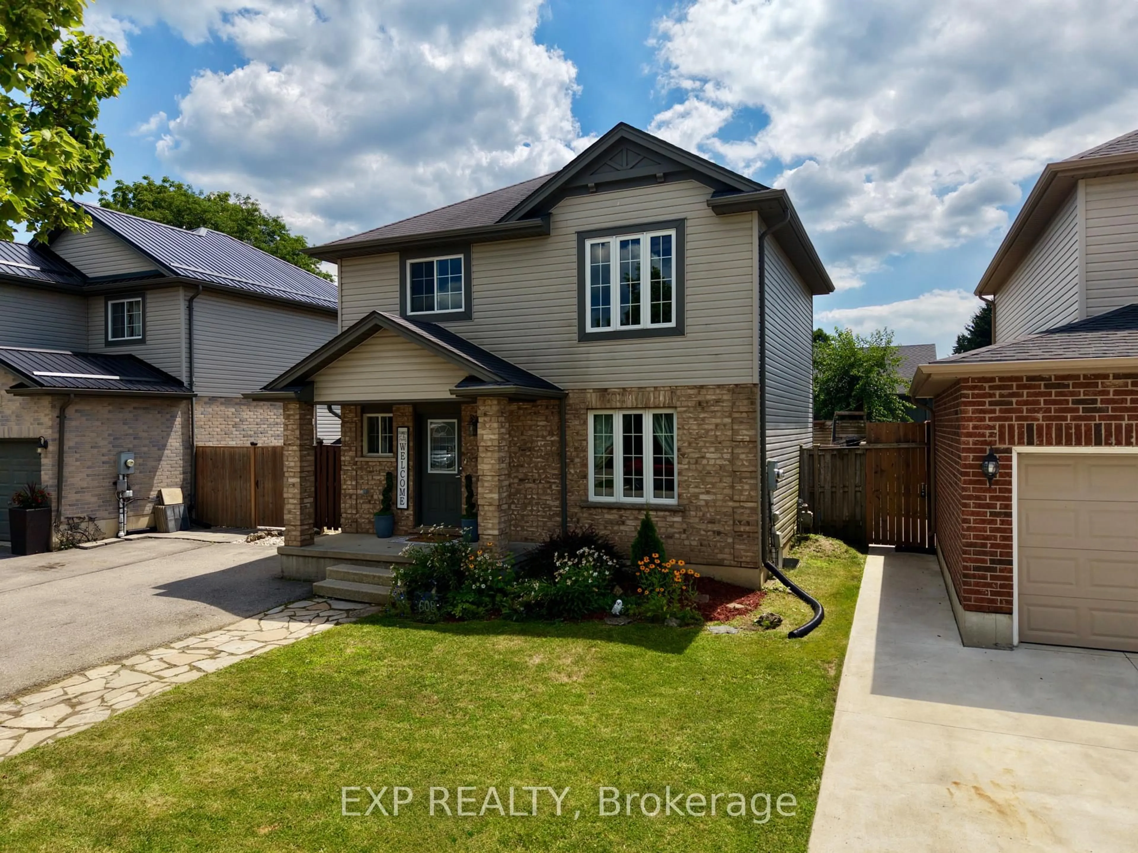 A pic from outside/outdoor area/front of a property/back of a property/a pic from drone, street for 608 Highview Dr, St. Thomas Ontario N5R 6B4