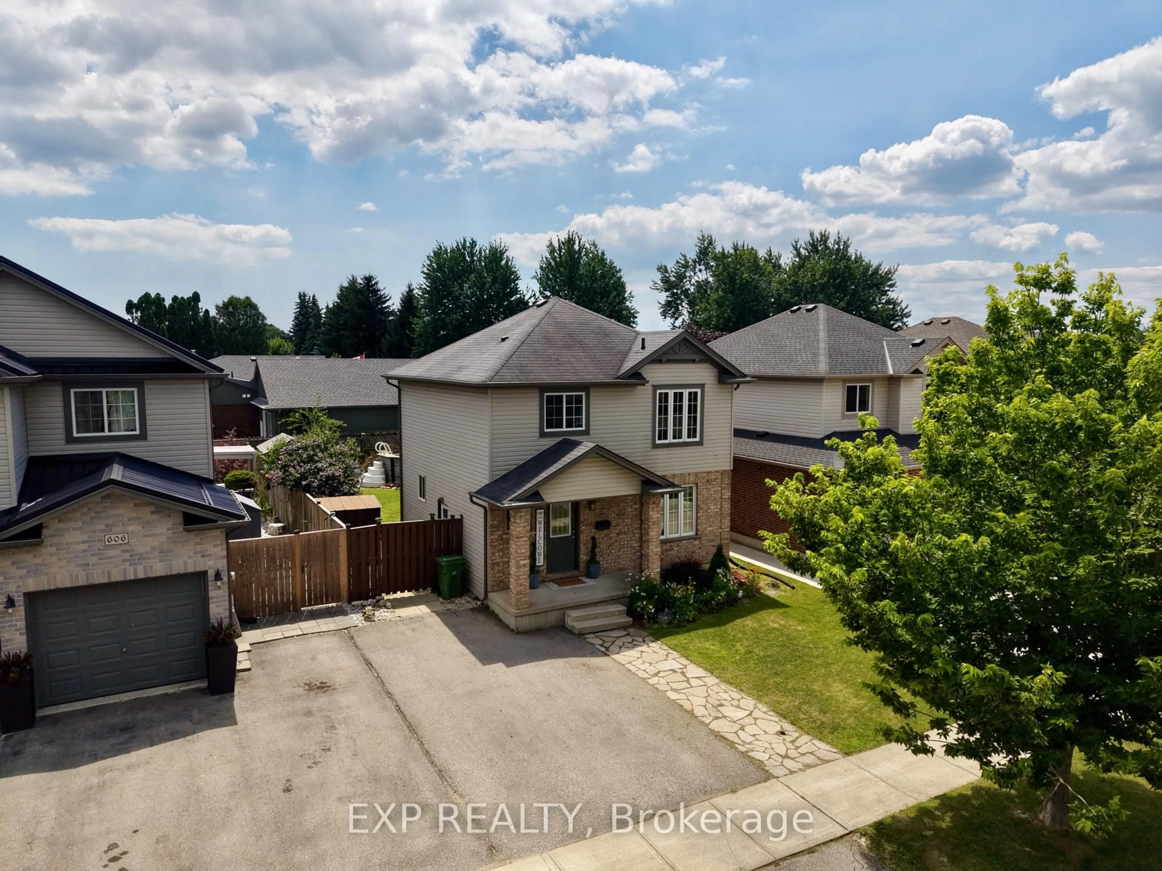 A pic from outside/outdoor area/front of a property/back of a property/a pic from drone, street for 608 Highview Dr, St. Thomas Ontario N5R 6B4