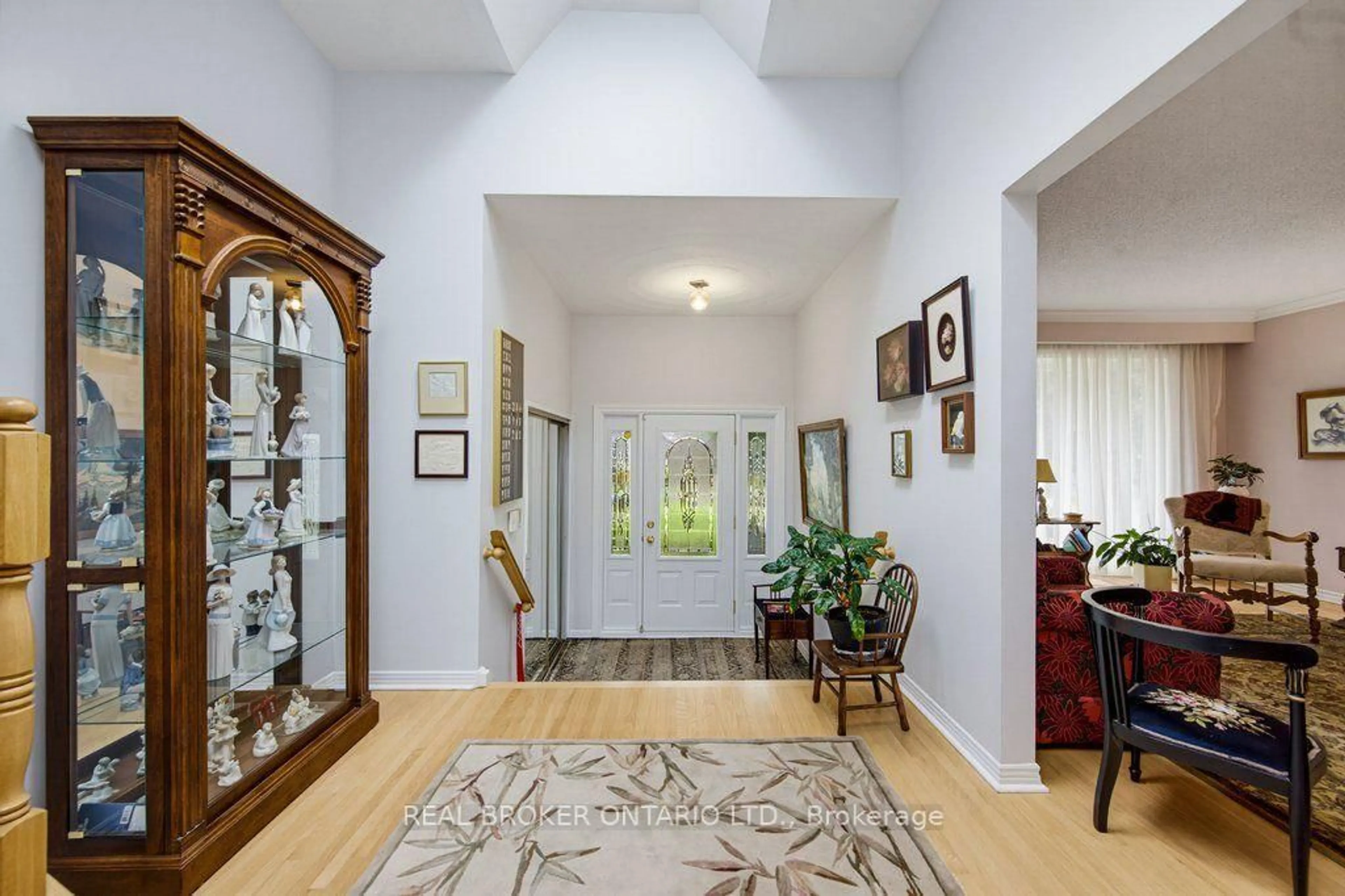 Indoor foyer for 22 Woodhill Cres, Ottawa Ontario K1B 3B6