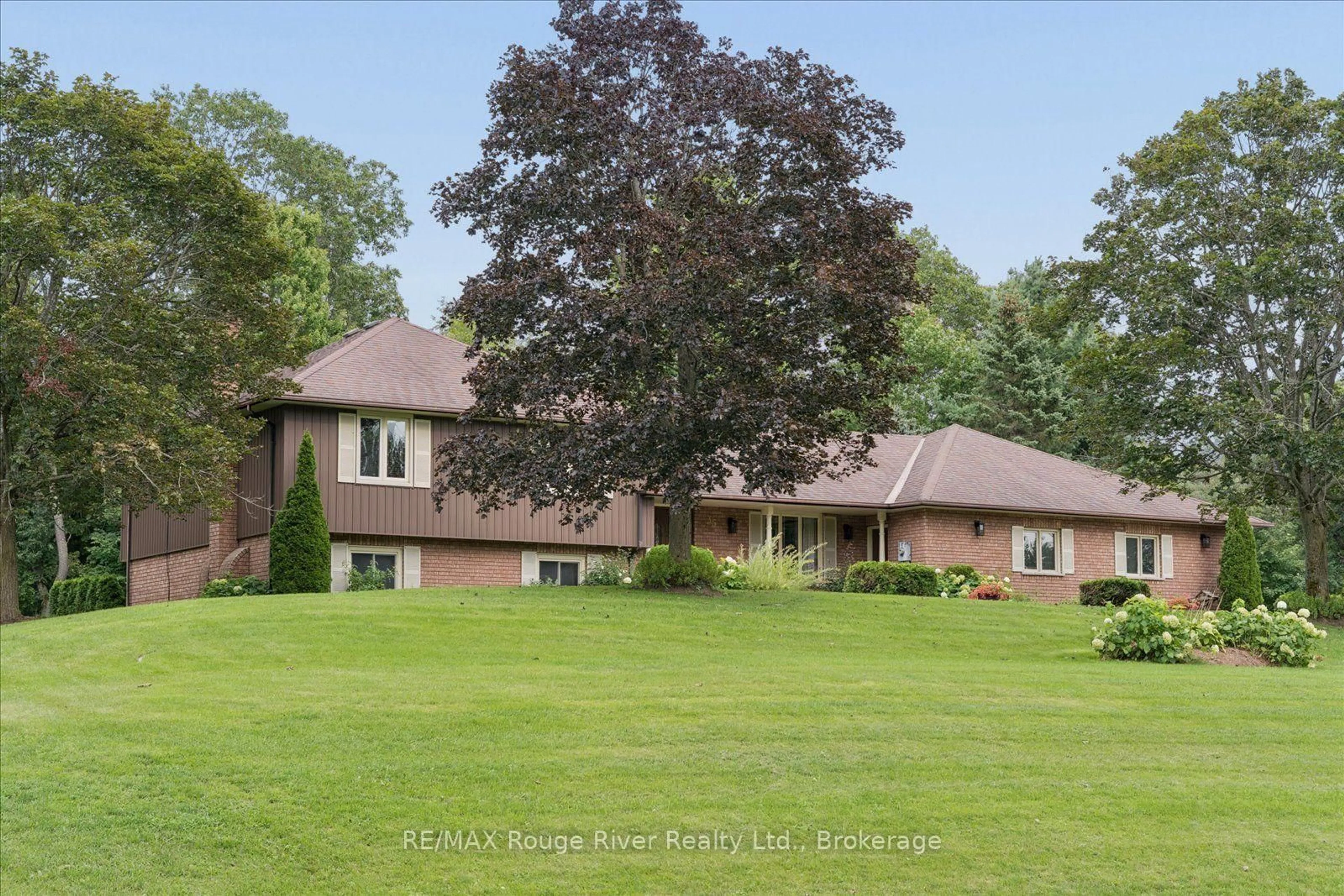 A pic from outside/outdoor area/front of a property/back of a property/a pic from drone, unknown for 35 Royal Estate Dr, Kawartha Lakes Ontario L0A 1K0
