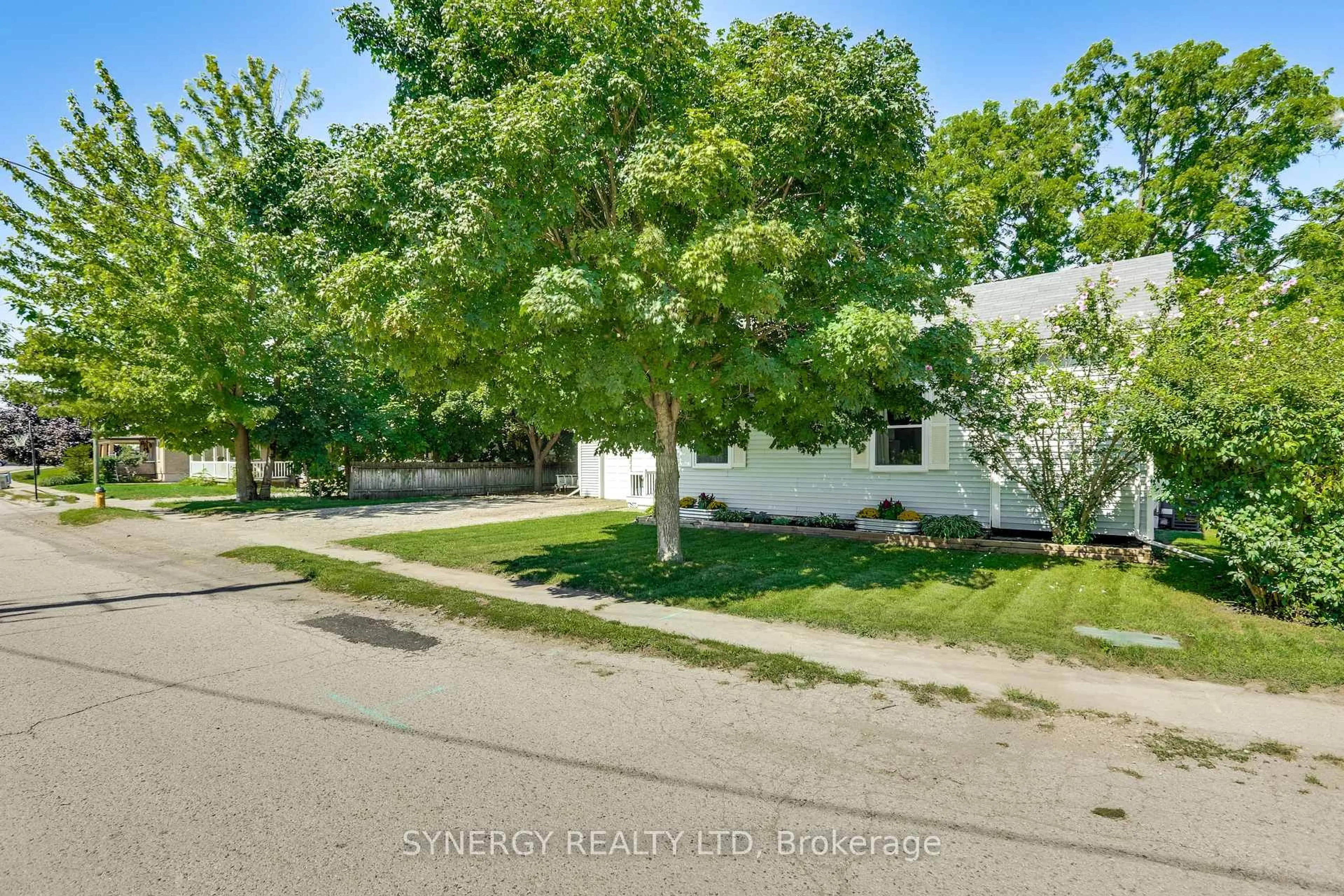 A pic from outside/outdoor area/front of a property/back of a property/a pic from drone, street for 43 Canaan St, Strathroy-Caradoc Ontario N7G 1L7