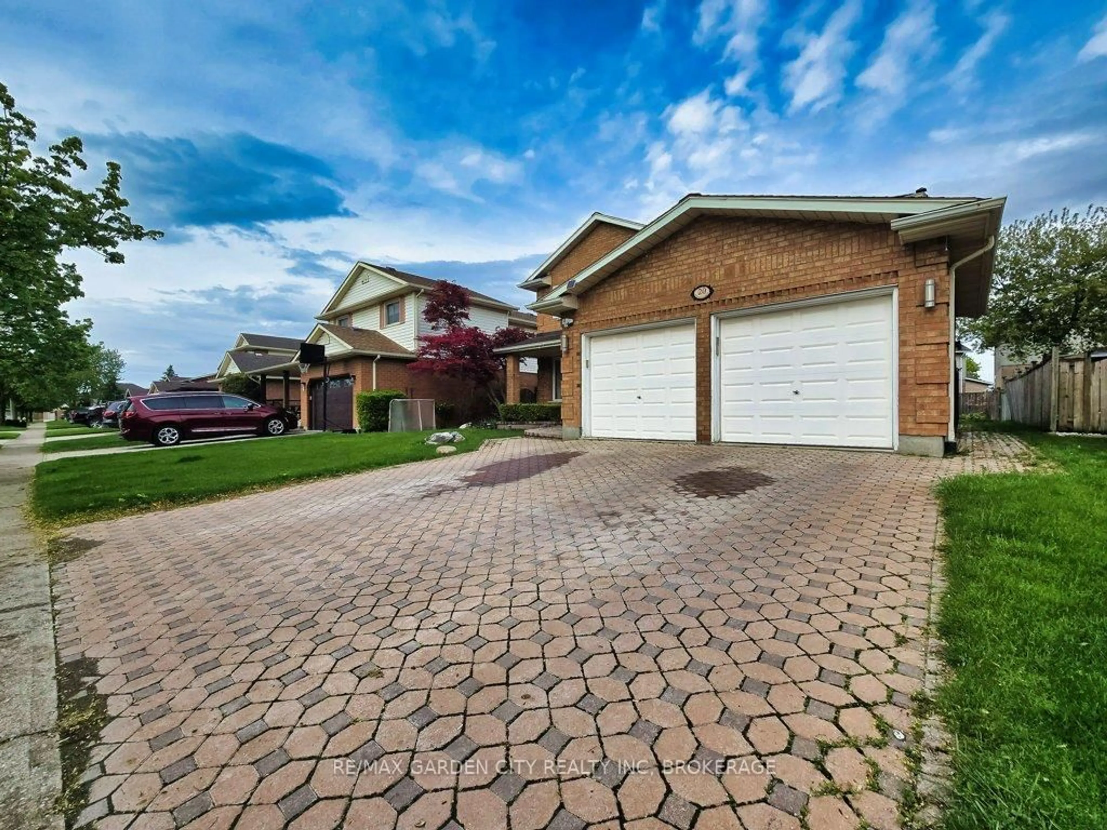 Home with brick exterior material, street for 20 CONSIGLIA Dr, St. Catharines Ontario L2S 3M8