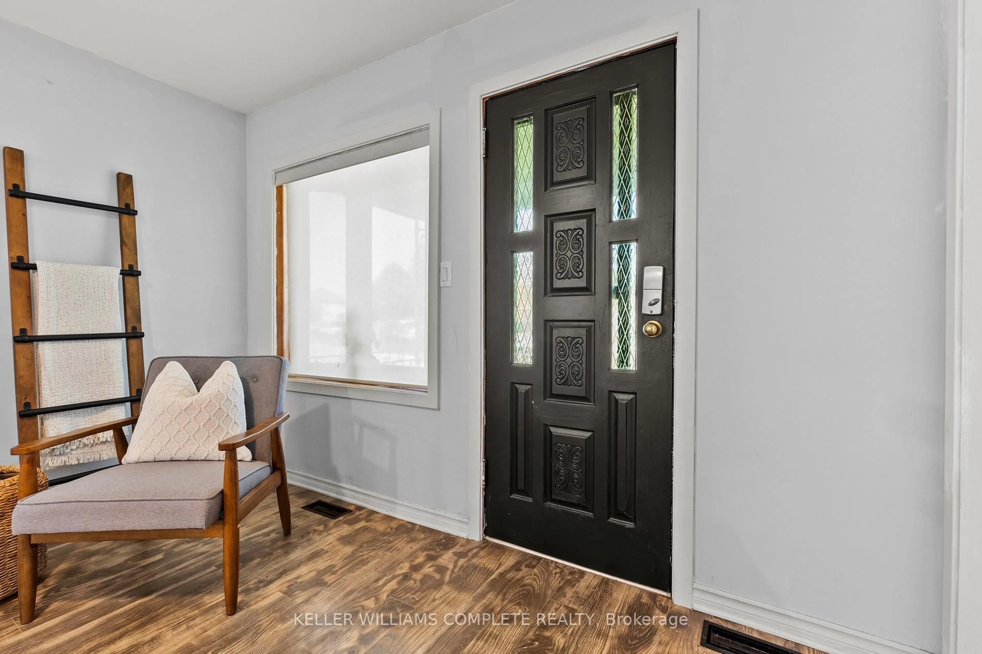 Indoor entryway for 10 MONCK St, St. Catharines Ontario L2S 1L6