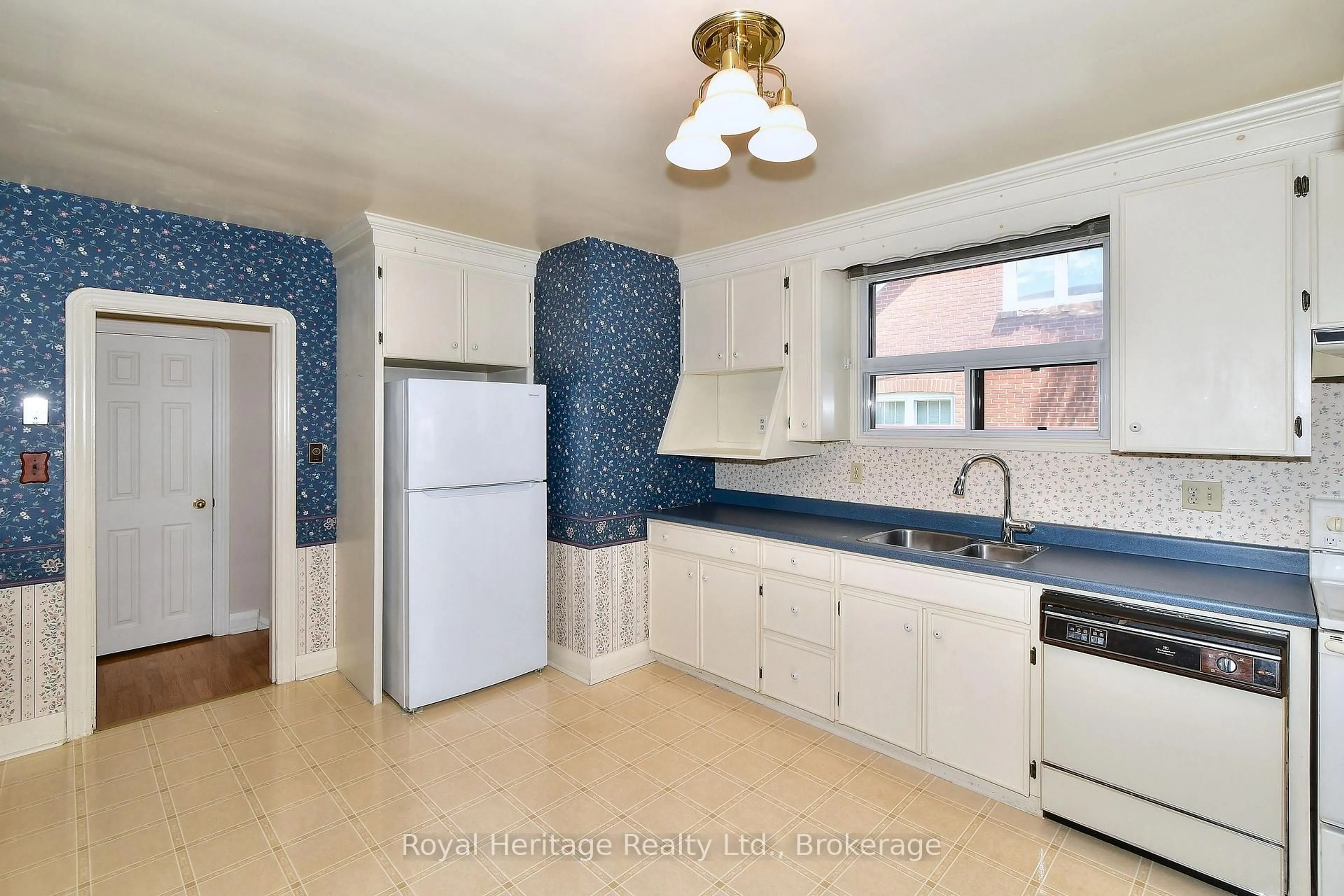 Standard kitchen, ceramic/tile floor for 476 King George St, Peterborough Ontario K9J 1S1