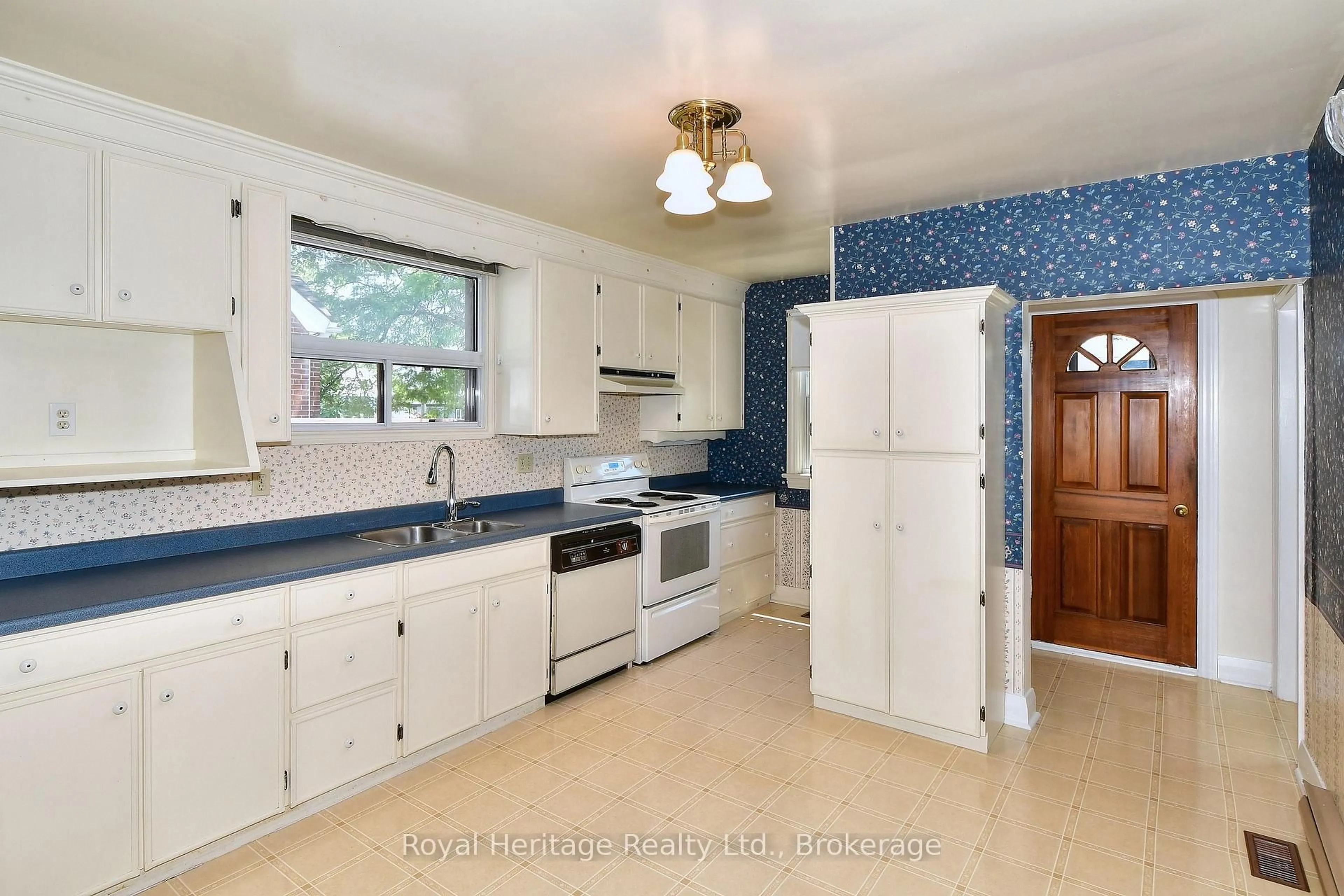 Standard kitchen, ceramic/tile floor for 476 King George St, Peterborough Ontario K9J 1S1