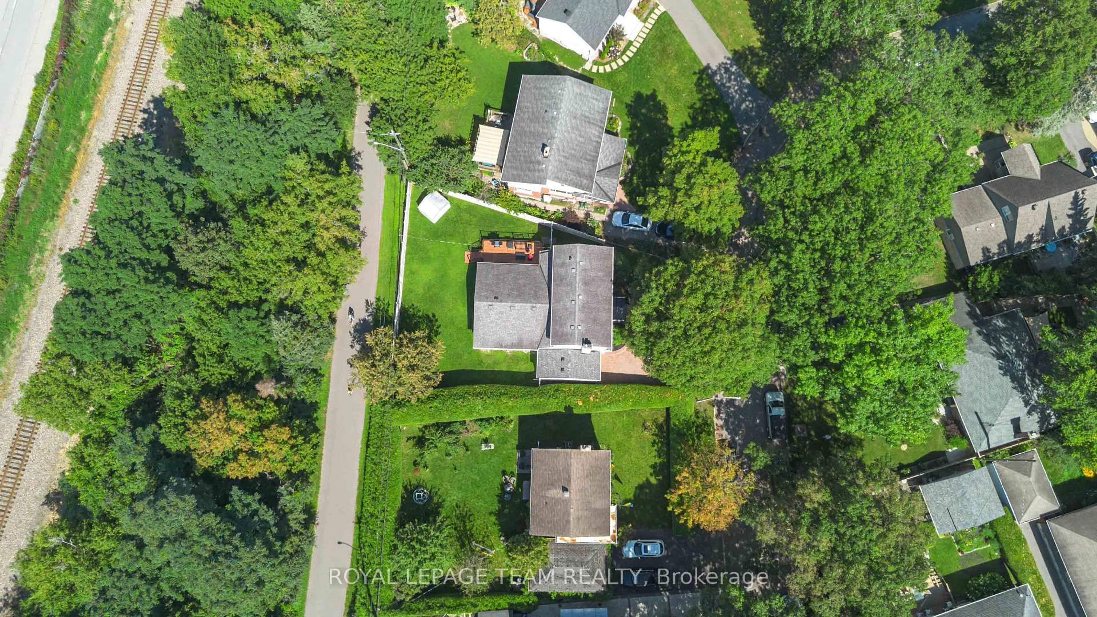 A pic from outside/outdoor area/front of a property/back of a property/a pic from drone, street for 115 Mountbatten Ave, Ottawa Ontario K1H 5V6