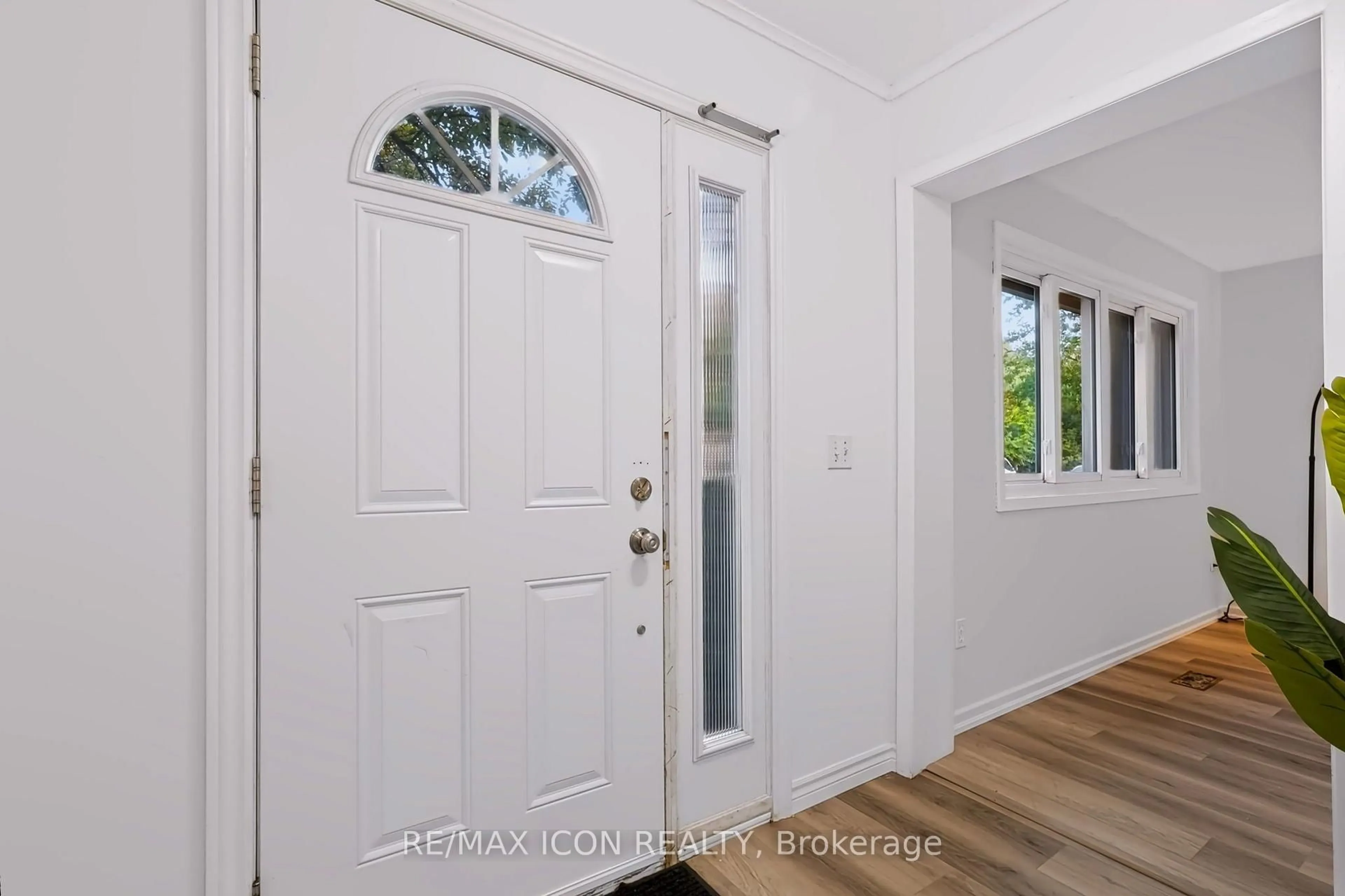 Indoor entryway for 121 University Ave #102, Waterloo Ontario N2J 4J1
