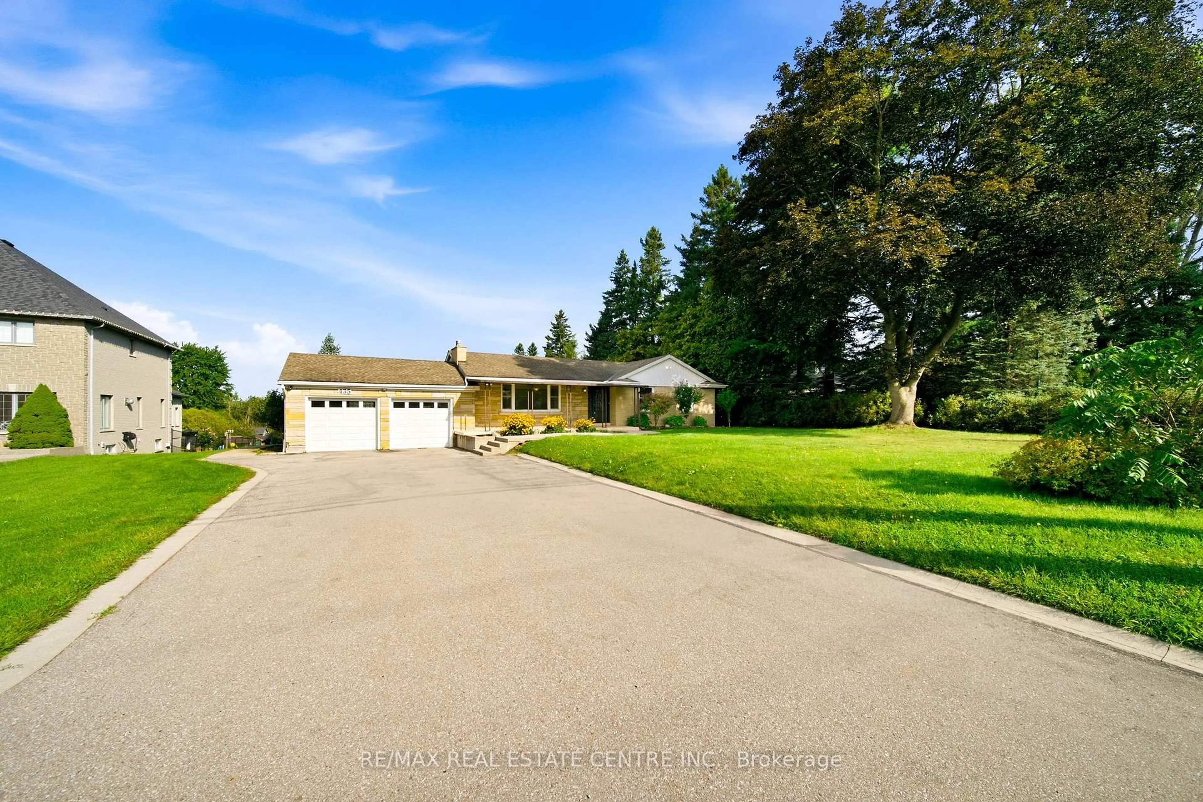 A pic from outside/outdoor area/front of a property/back of a property/a pic from drone, water/lake/river/ocean view for 435 Parkside Dr, Hamilton Ontario L8B 0Y6