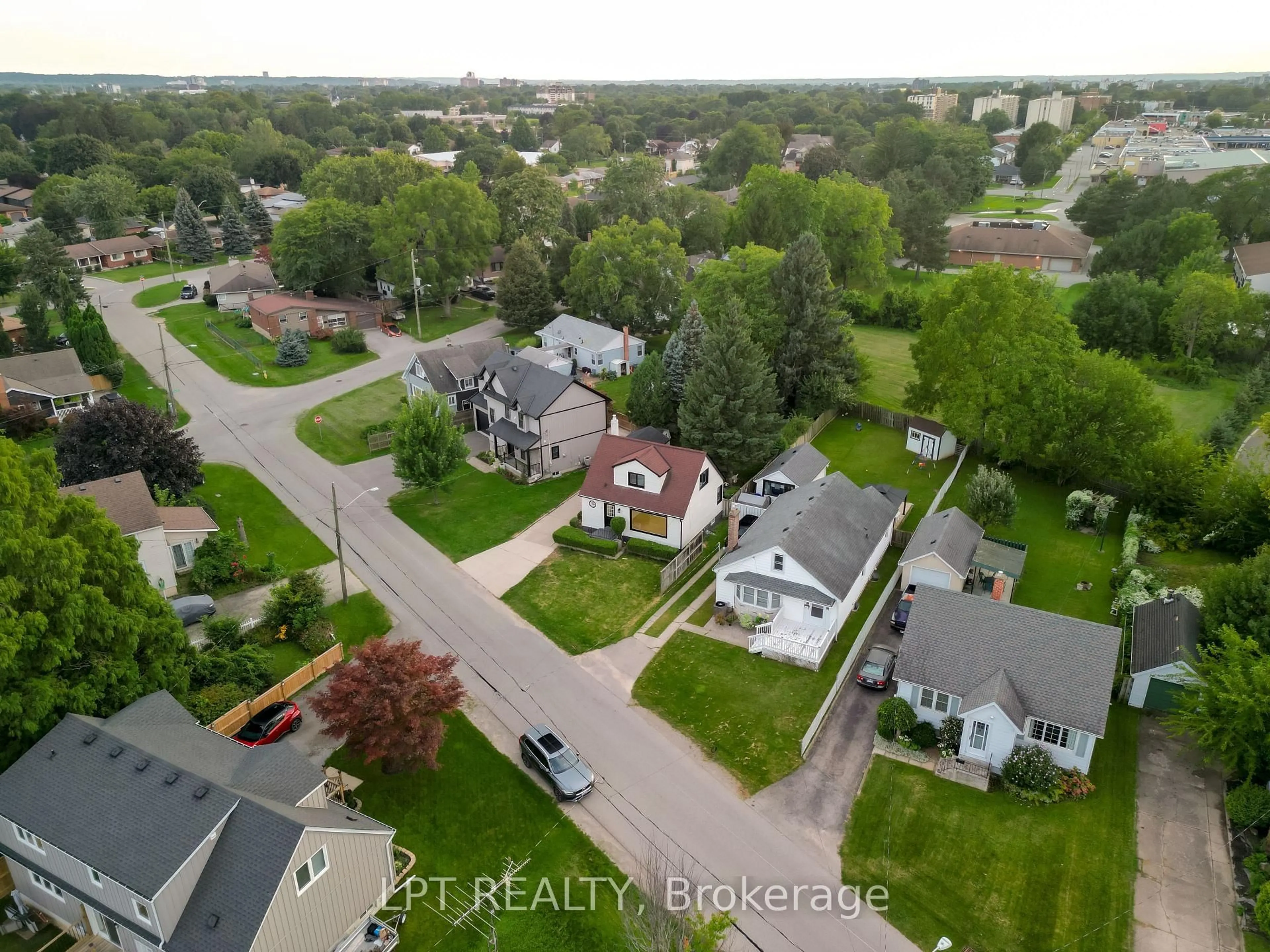 A pic from outside/outdoor area/front of a property/back of a property/a pic from drone, street for 18 Jubilee Dr, St. Catharines Ontario L2M 4P8
