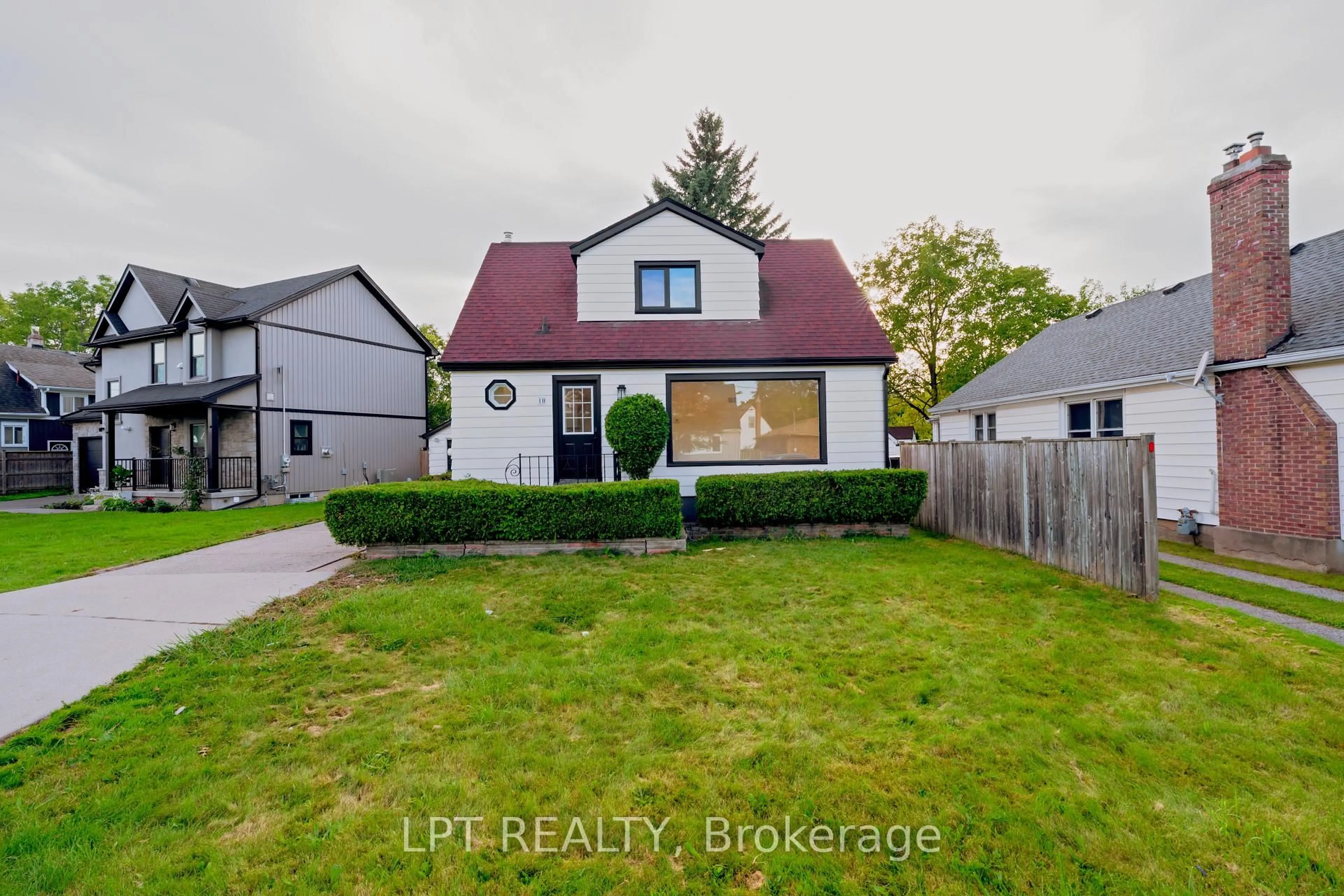 A pic from outside/outdoor area/front of a property/back of a property/a pic from drone, street for 18 Jubilee Dr, St. Catharines Ontario L2M 4P8