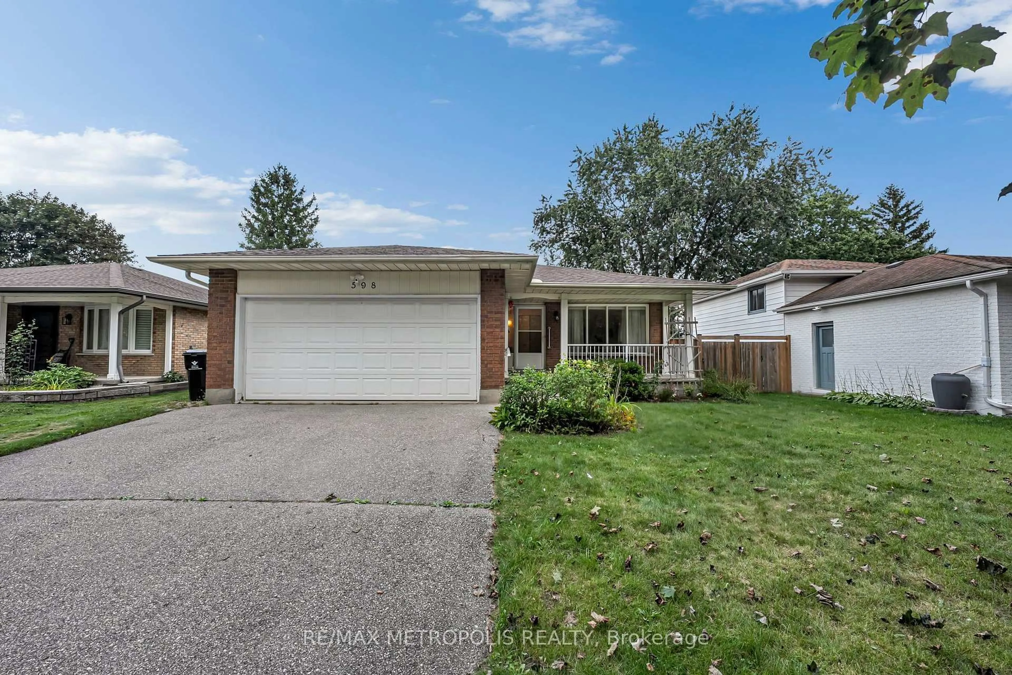 Home with vinyl exterior material, street for 598 Black Oak Cres, Waterloo Ontario N2V 1A5