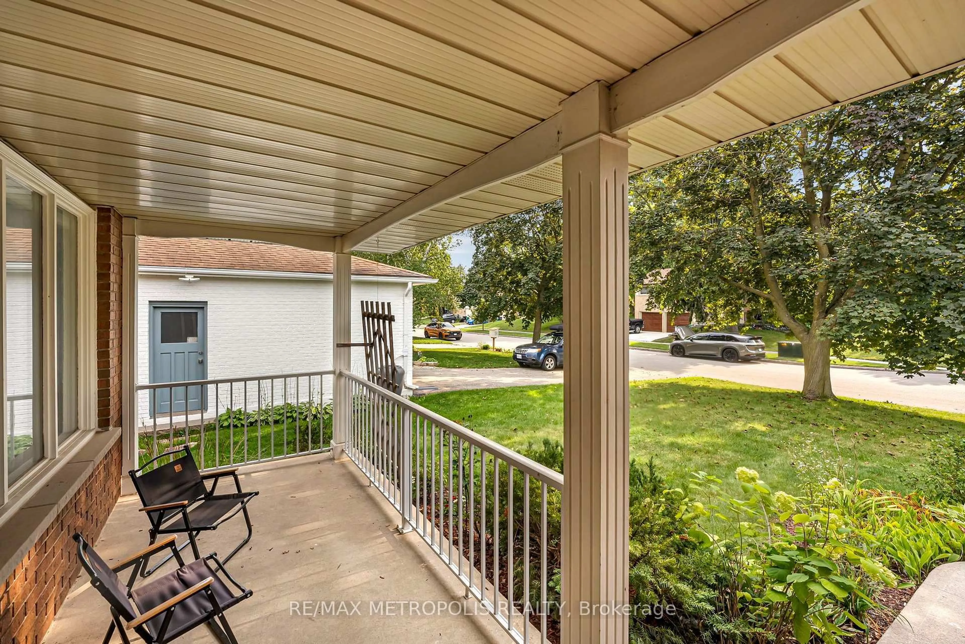 Patio, street for 598 Black Oak Cres, Waterloo Ontario N2V 1A5