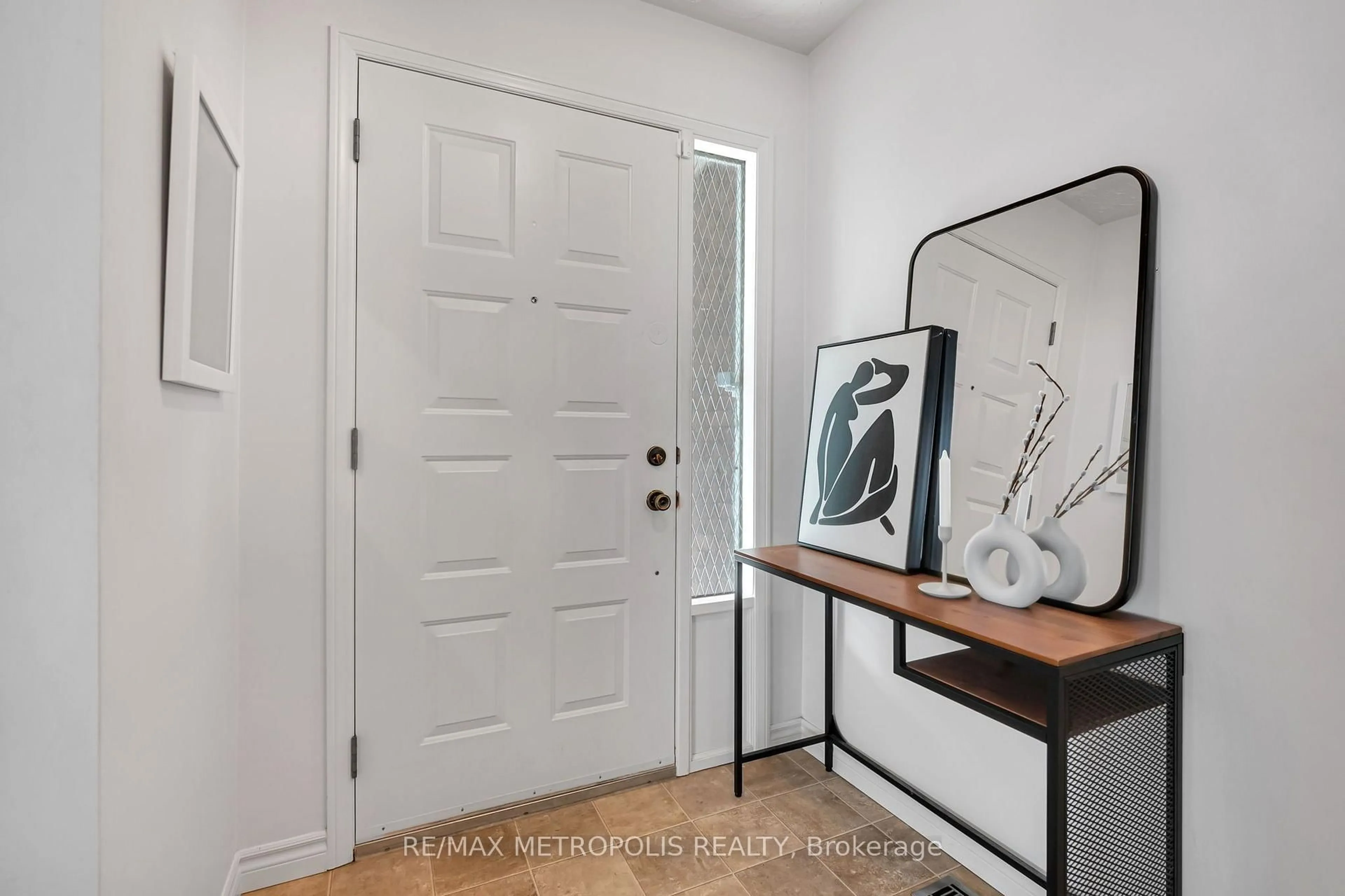 Indoor entryway for 598 Black Oak Cres, Waterloo Ontario N2V 1A5