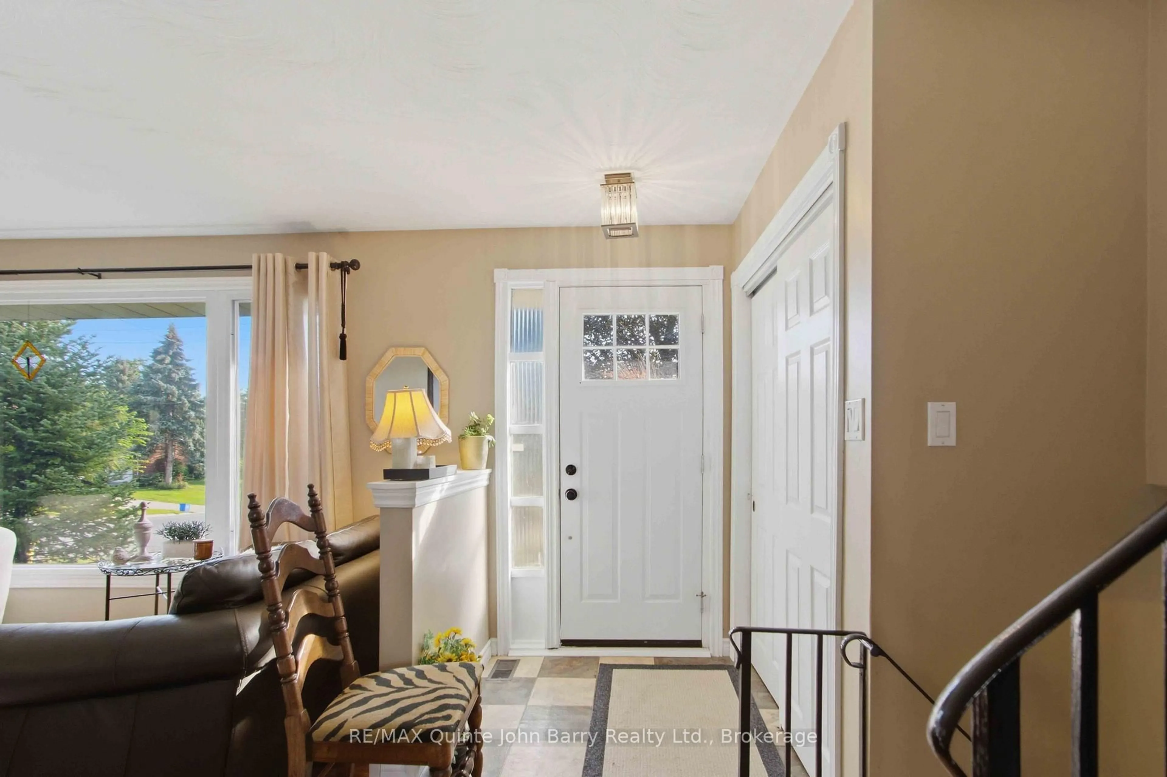 Indoor entryway for 1 Parkside Dr, Quinte West Ontario K8V 5L6