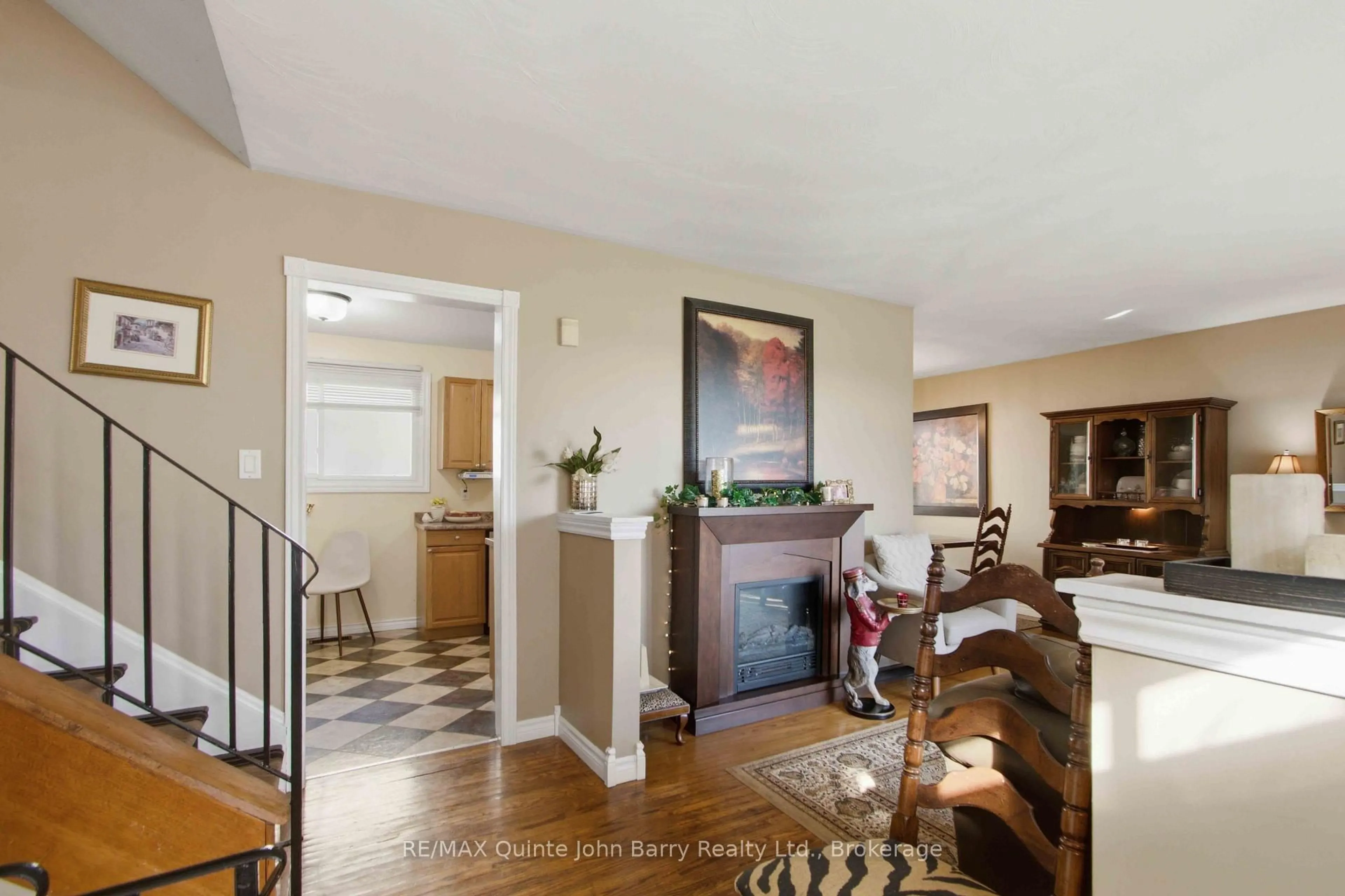 Indoor foyer for 1 Parkside Dr, Quinte West Ontario K8V 5L6