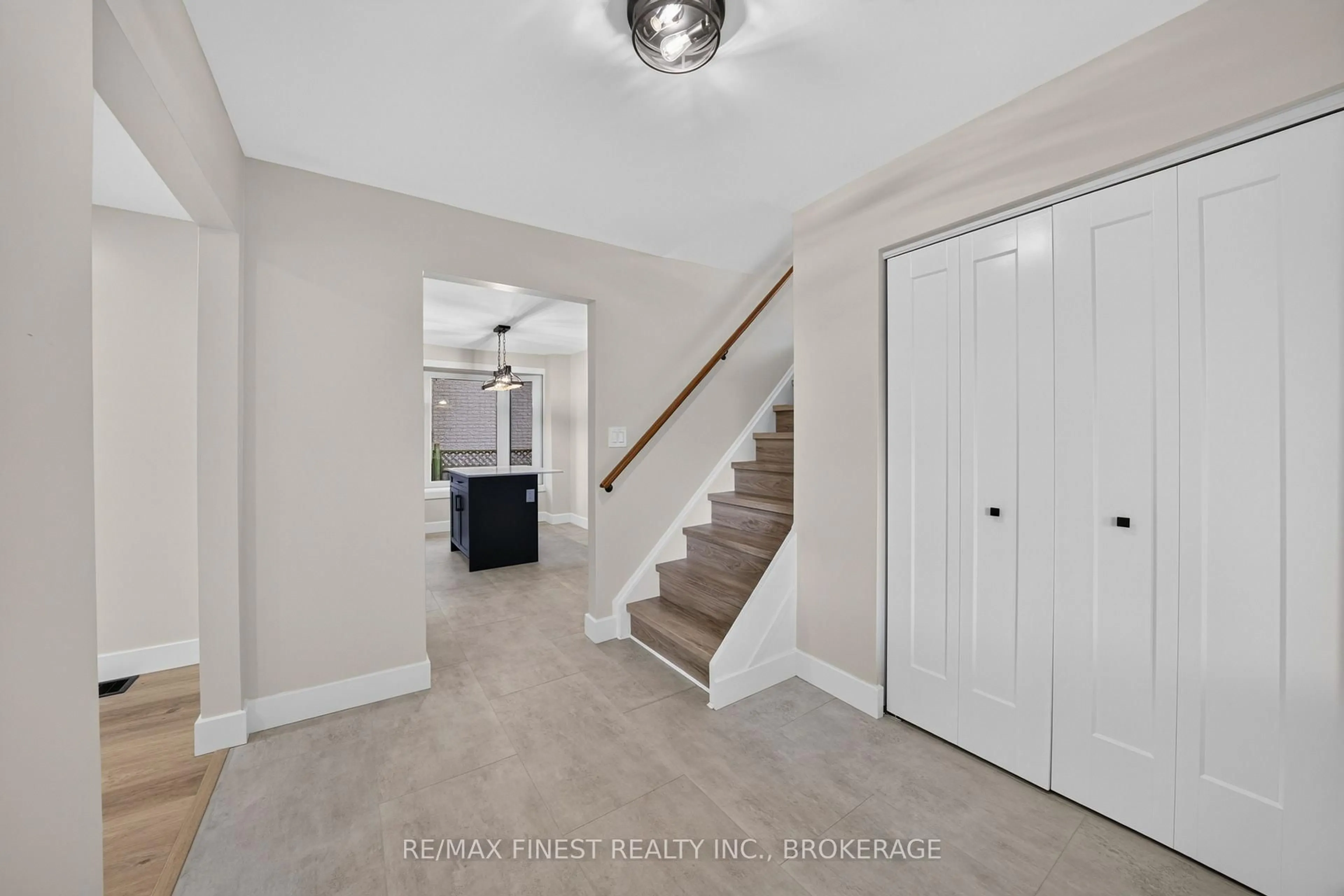 Indoor entryway for 530 Roosevelt Dr, Kingston Ontario K7M 4B1