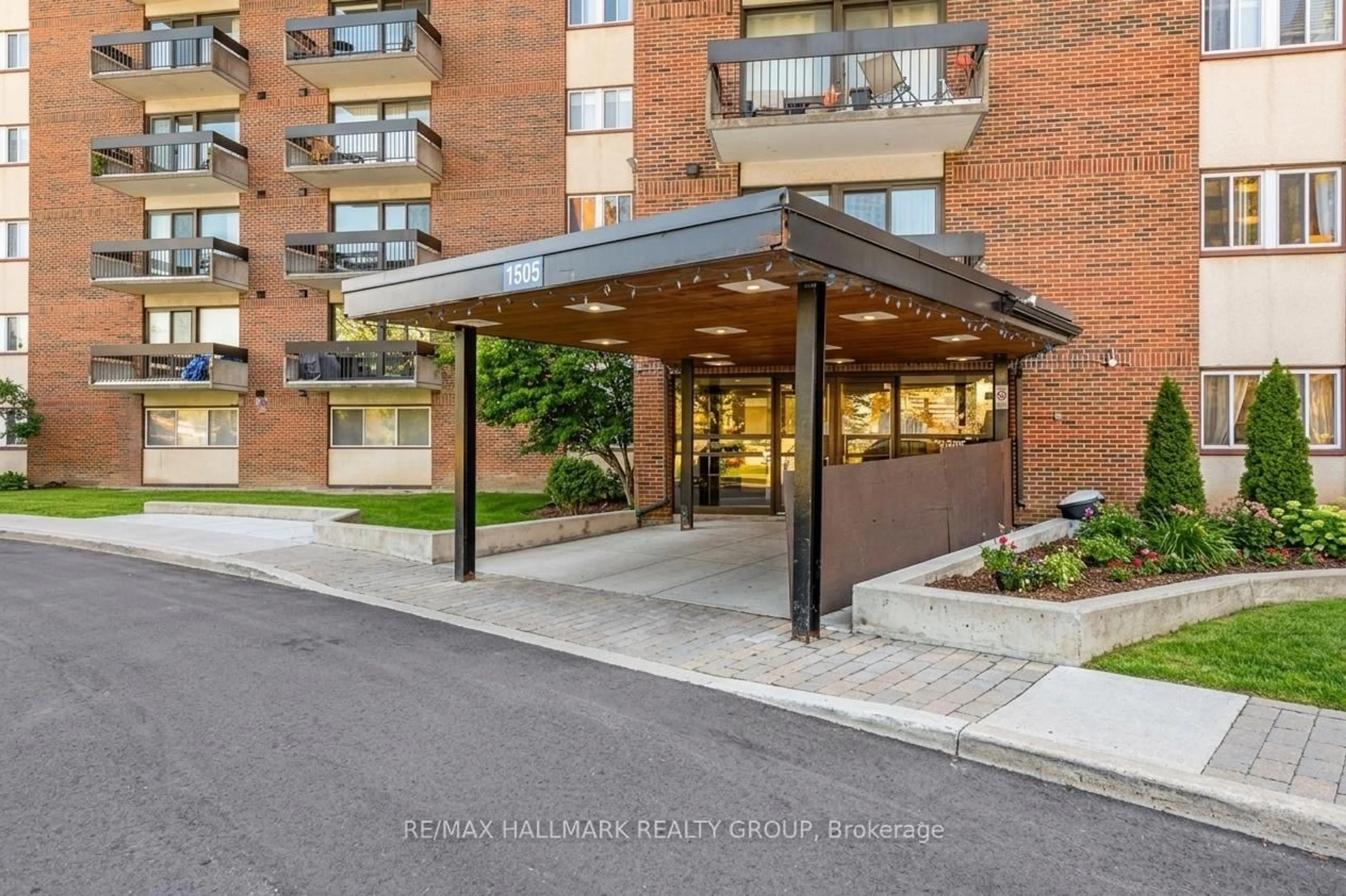 Indoor foyer for 1505 Baseline Rd ##214, Ottawa Ontario K2C 3L4