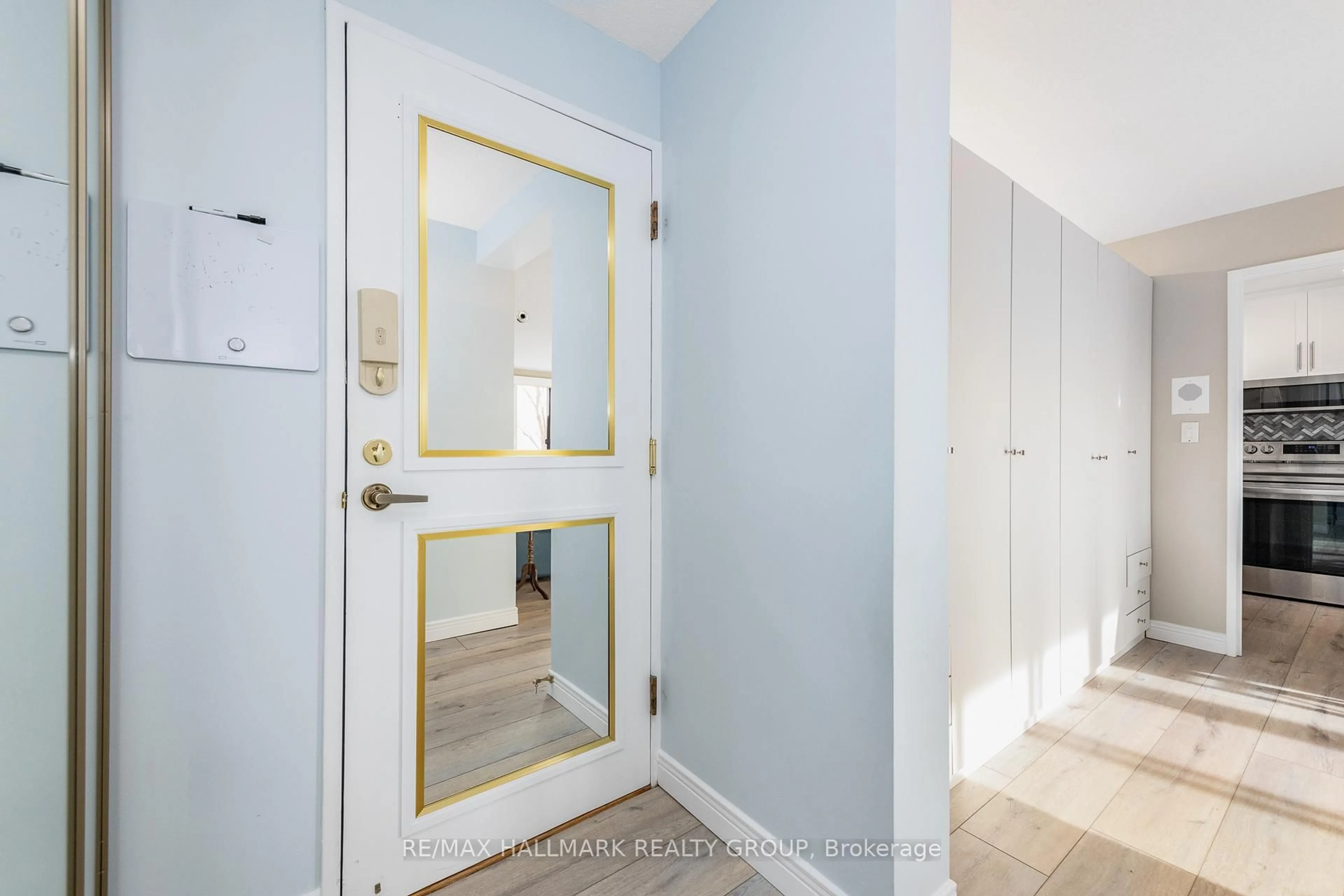 Indoor entryway for 1505 Baseline Rd ##214, Ottawa Ontario K2C 3L4