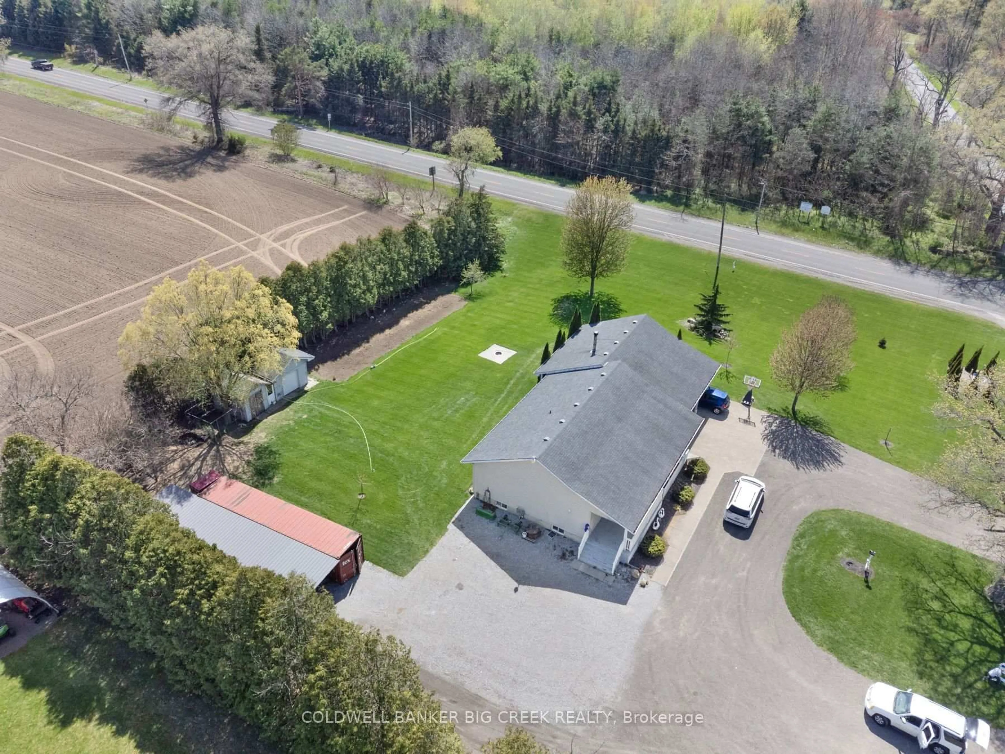 A pic from outside/outdoor area/front of a property/back of a property/a pic from drone, unknown for 6 Scott St, Norfolk Ontario N4B 1A2