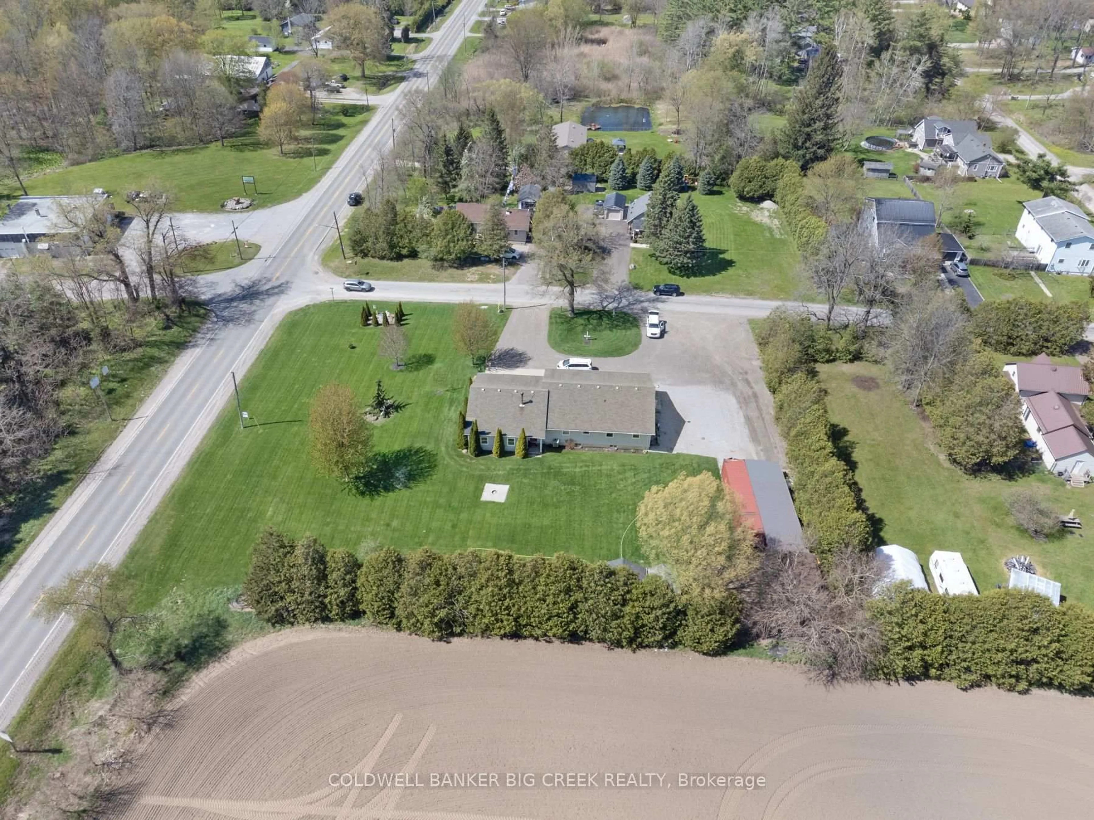 A pic from outside/outdoor area/front of a property/back of a property/a pic from drone, street for 6 Scott St, Norfolk Ontario N4B 1A2