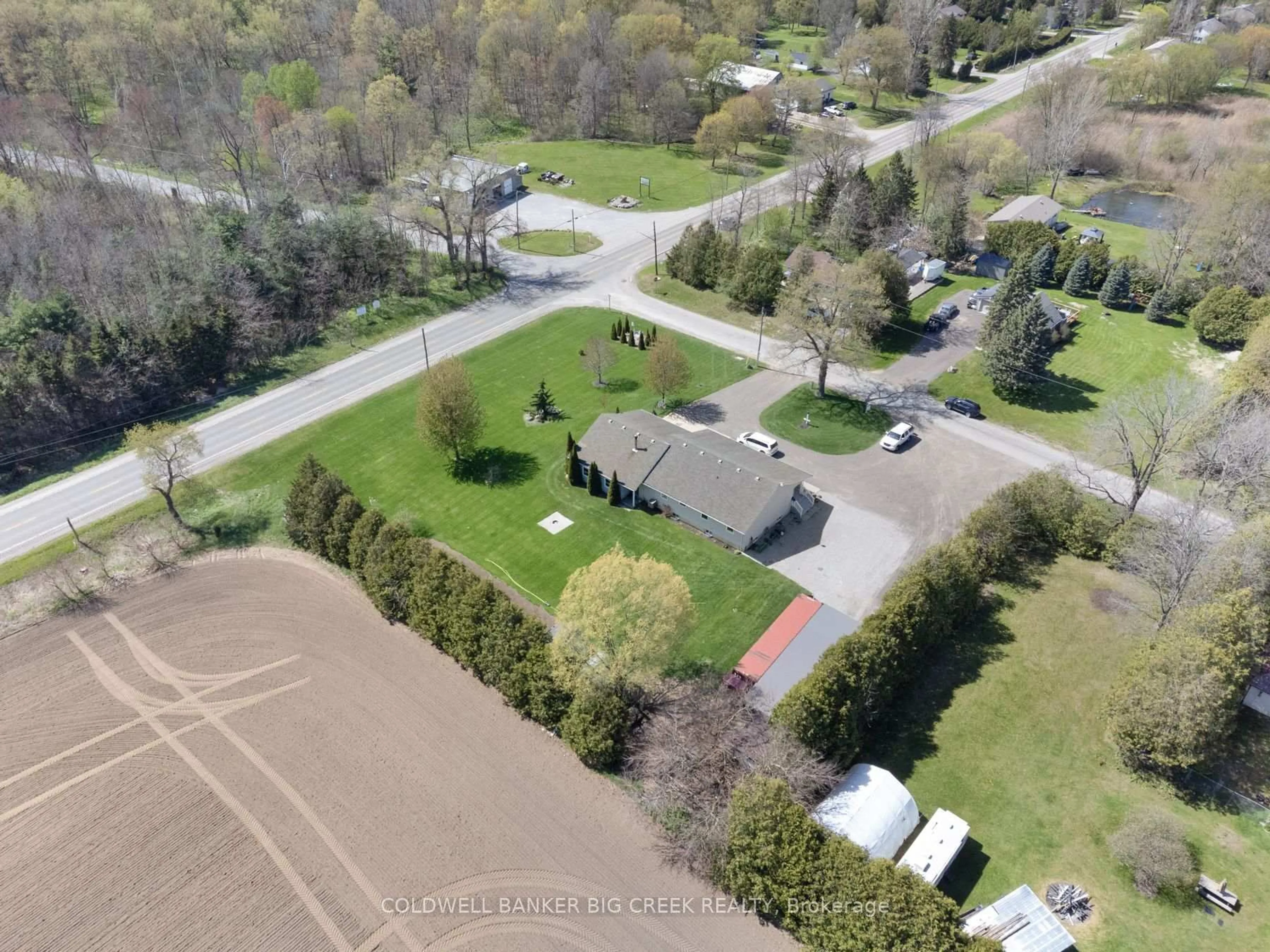 A pic from outside/outdoor area/front of a property/back of a property/a pic from drone, street for 6 Scott St, Norfolk Ontario N4B 1A2
