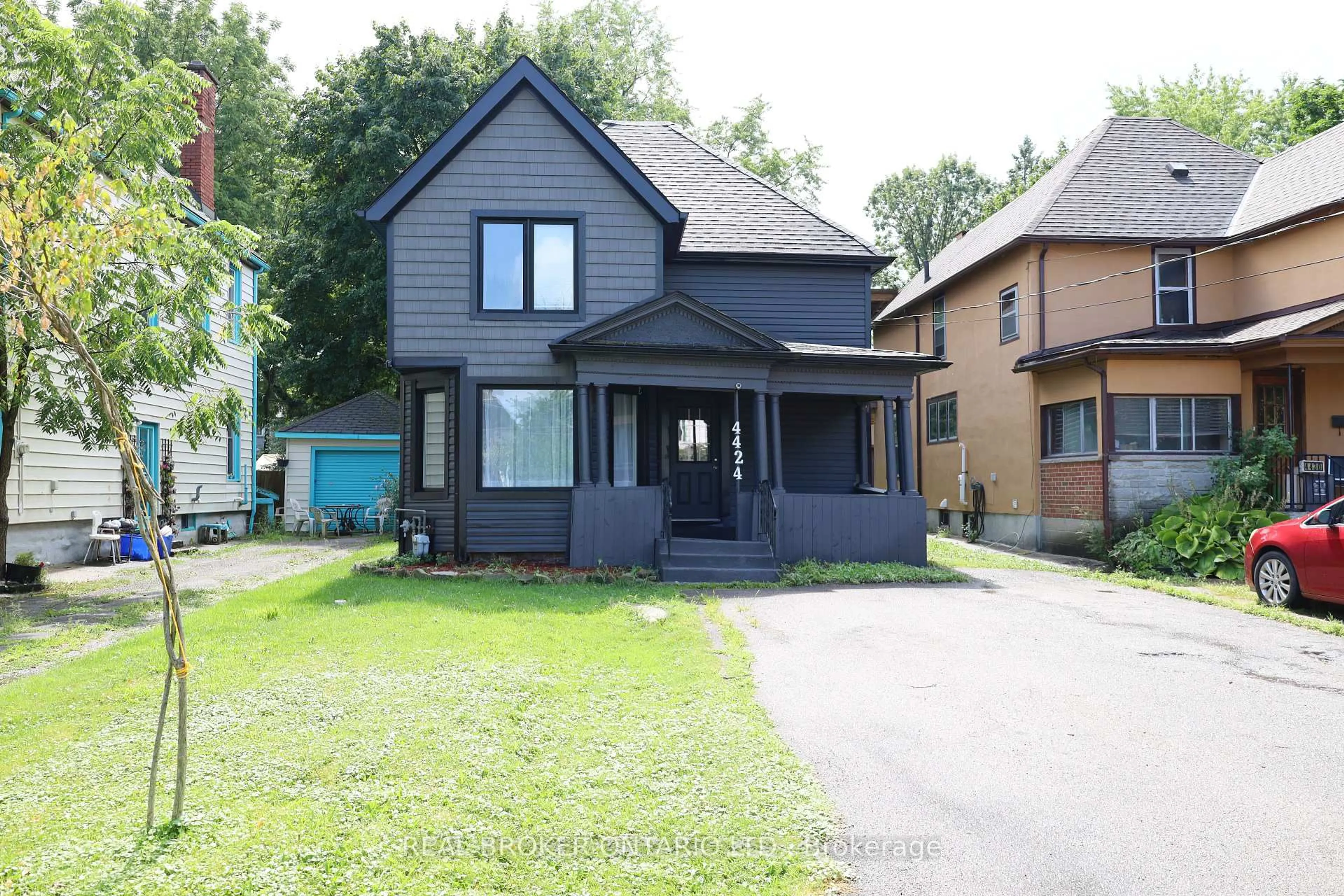 Home with vinyl exterior material, street for 4424 Ellis St, Niagara Falls Ontario L2E 1H4