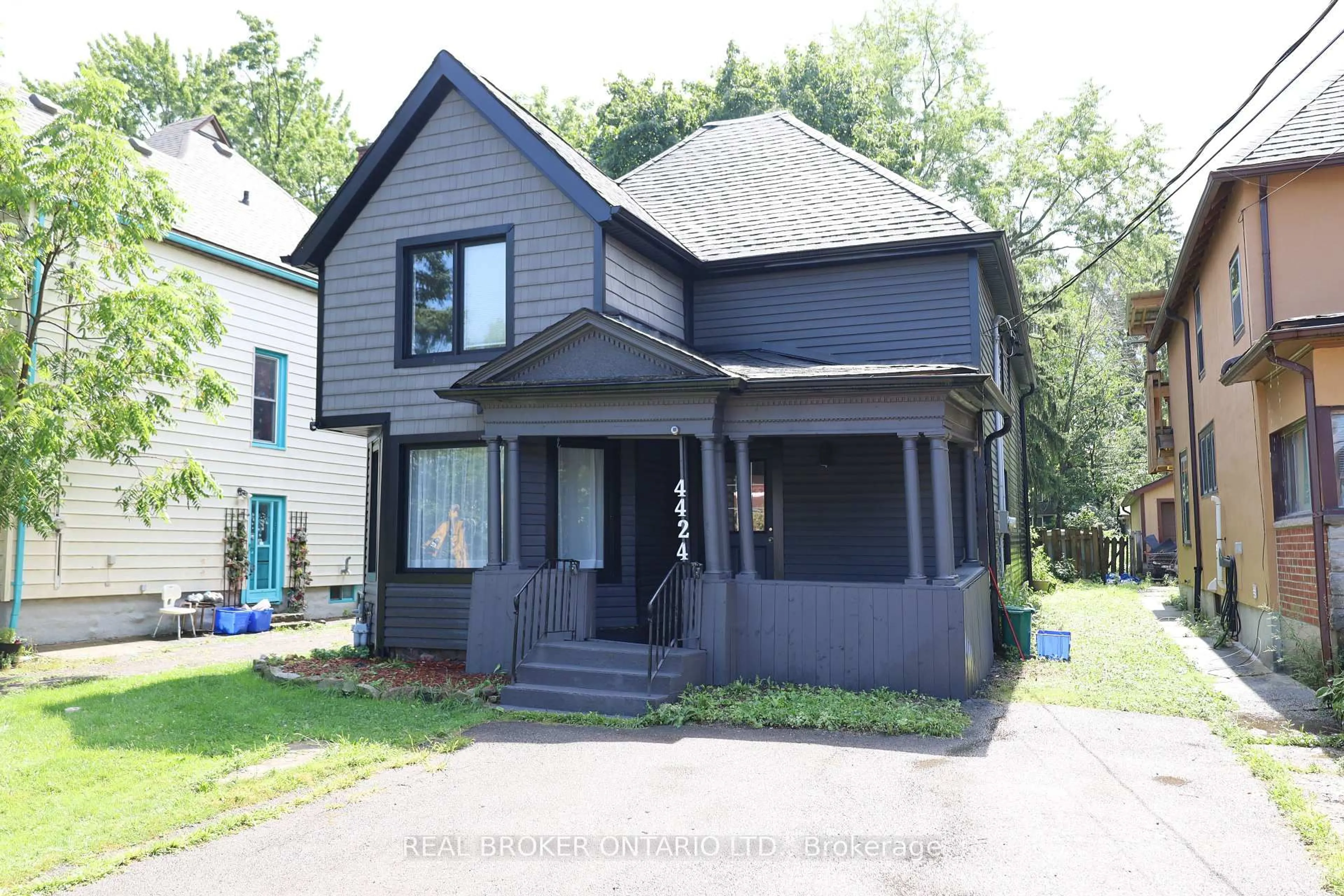 Home with vinyl exterior material, street for 4424 Ellis St, Niagara Falls Ontario L2E 1H4