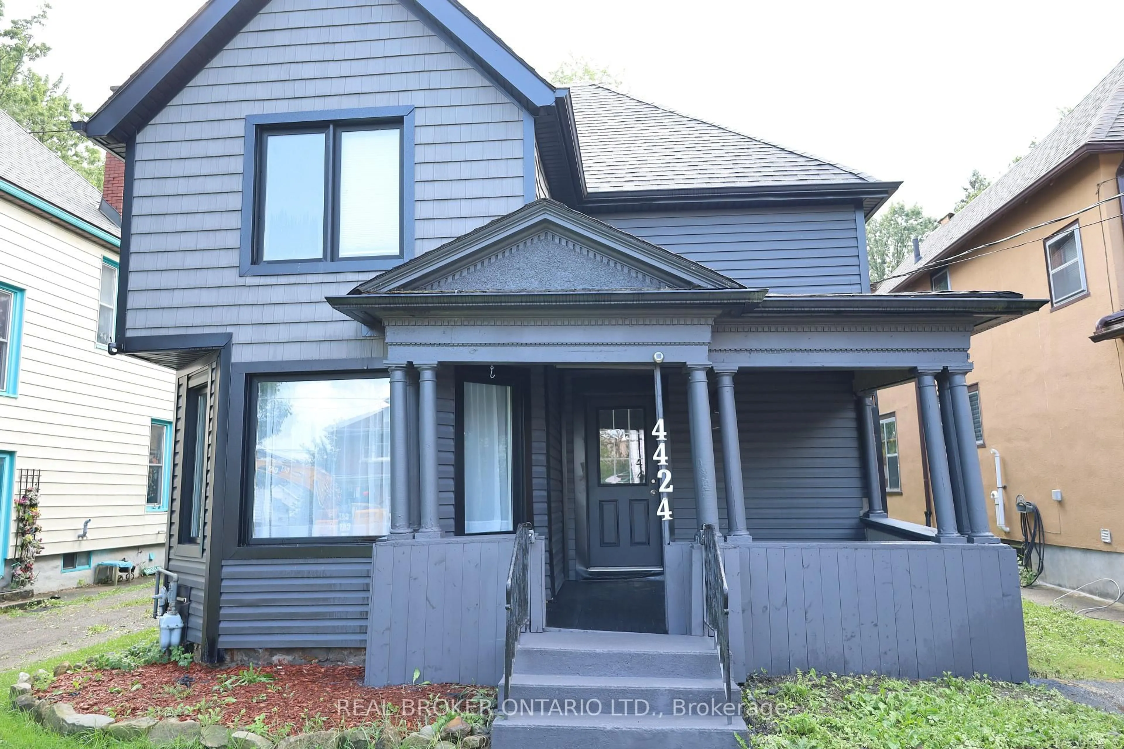Home with vinyl exterior material, street for 4424 Ellis St, Niagara Falls Ontario L2E 1H4