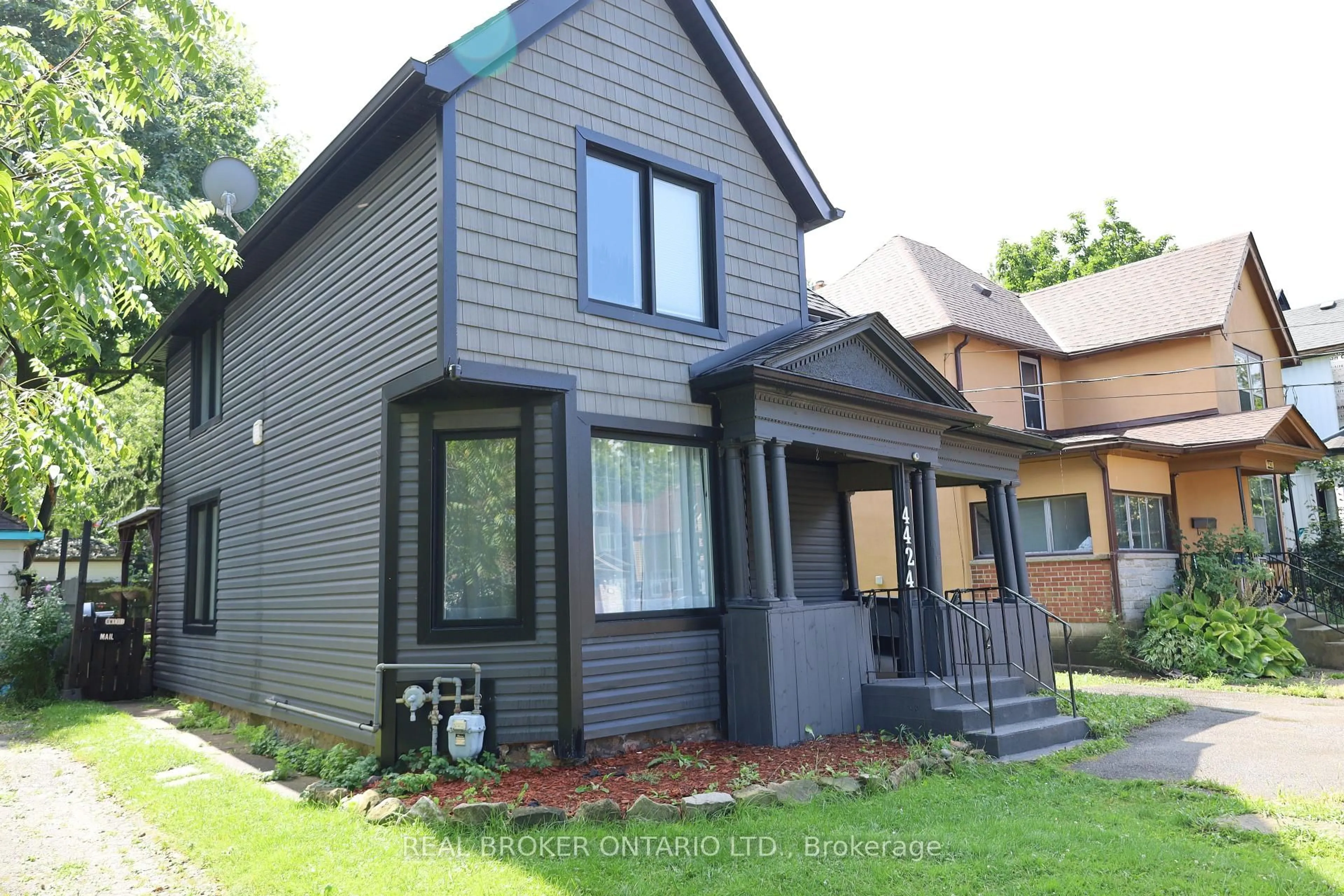 Home with vinyl exterior material, street for 4424 Ellis St, Niagara Falls Ontario L2E 1H4