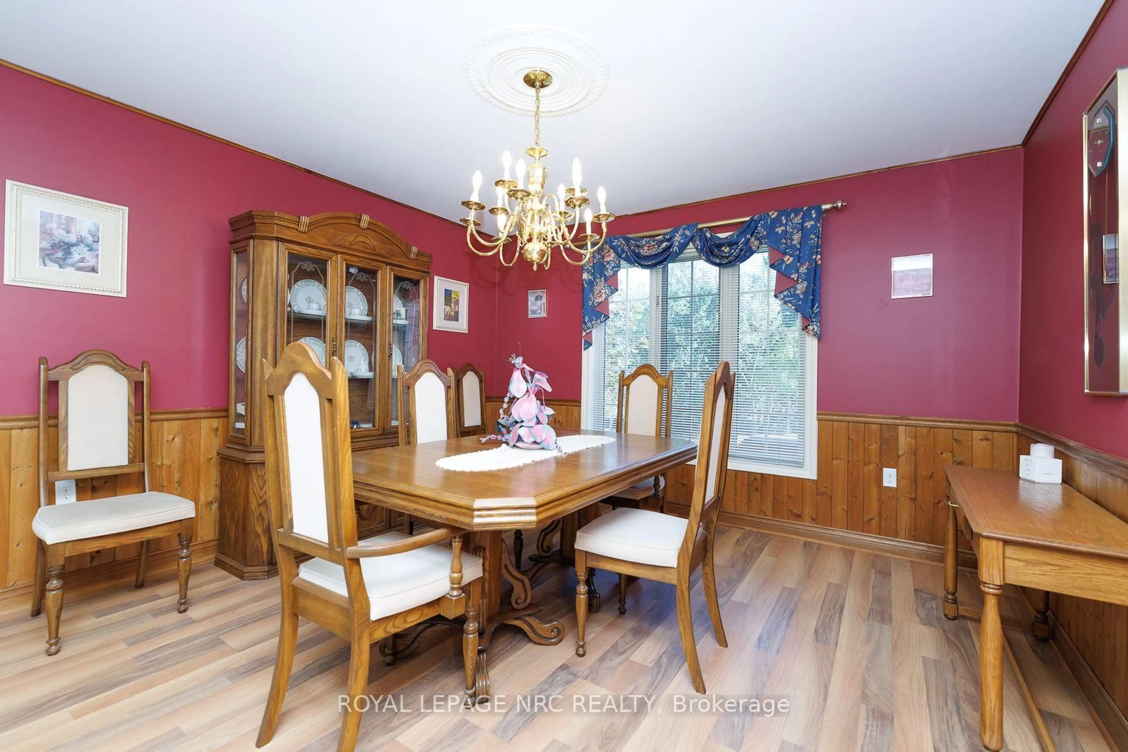 Dining room, wood/laminate floor for 21 Elmvale Cres, Port Colborne Ontario L3K 5Z9