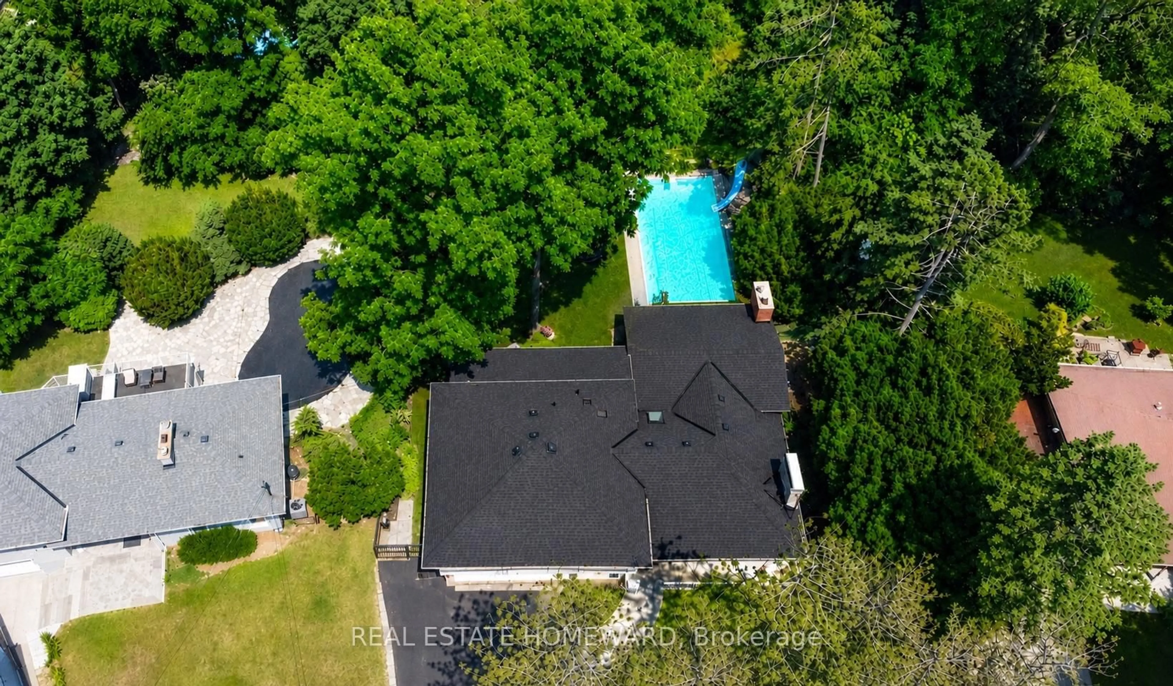 A pic from outside/outdoor area/front of a property/back of a property/a pic from drone, unknown for 63 Cait Crt, Hamilton Ontario L5G 1M3