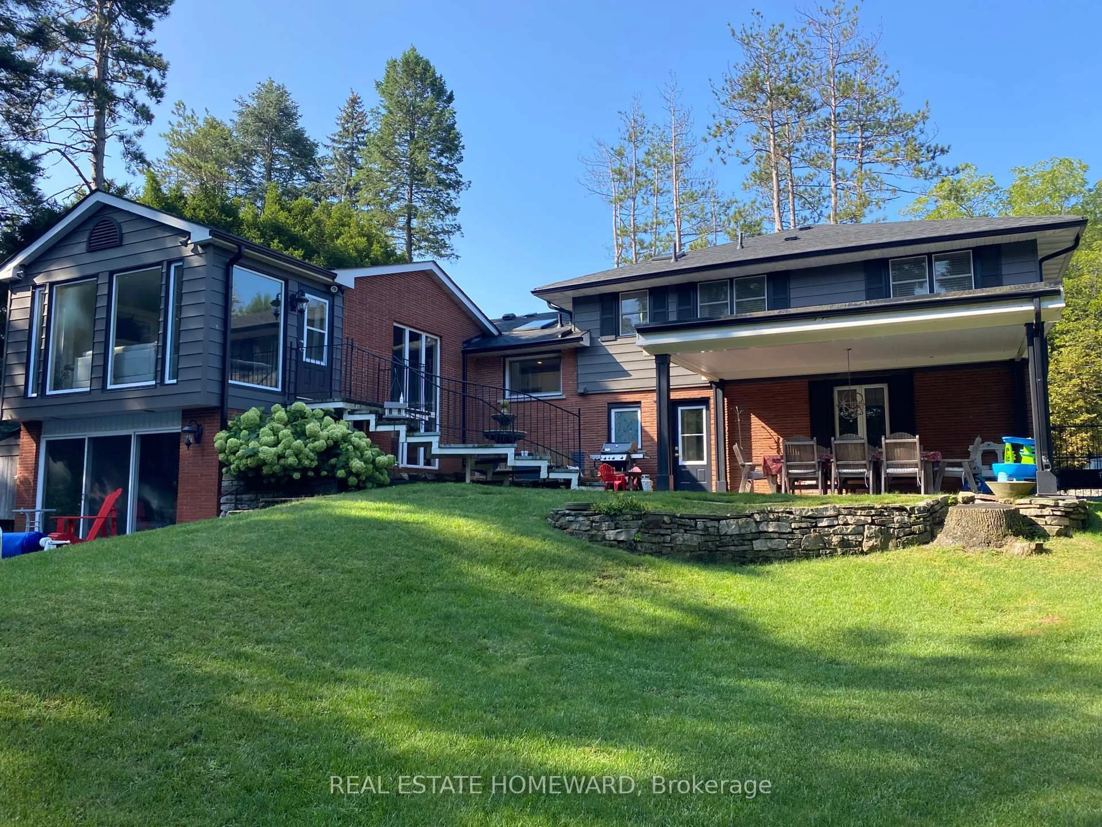 A pic from outside/outdoor area/front of a property/back of a property/a pic from drone, unknown for 63 Cait Crt, Hamilton Ontario L5G 1M3