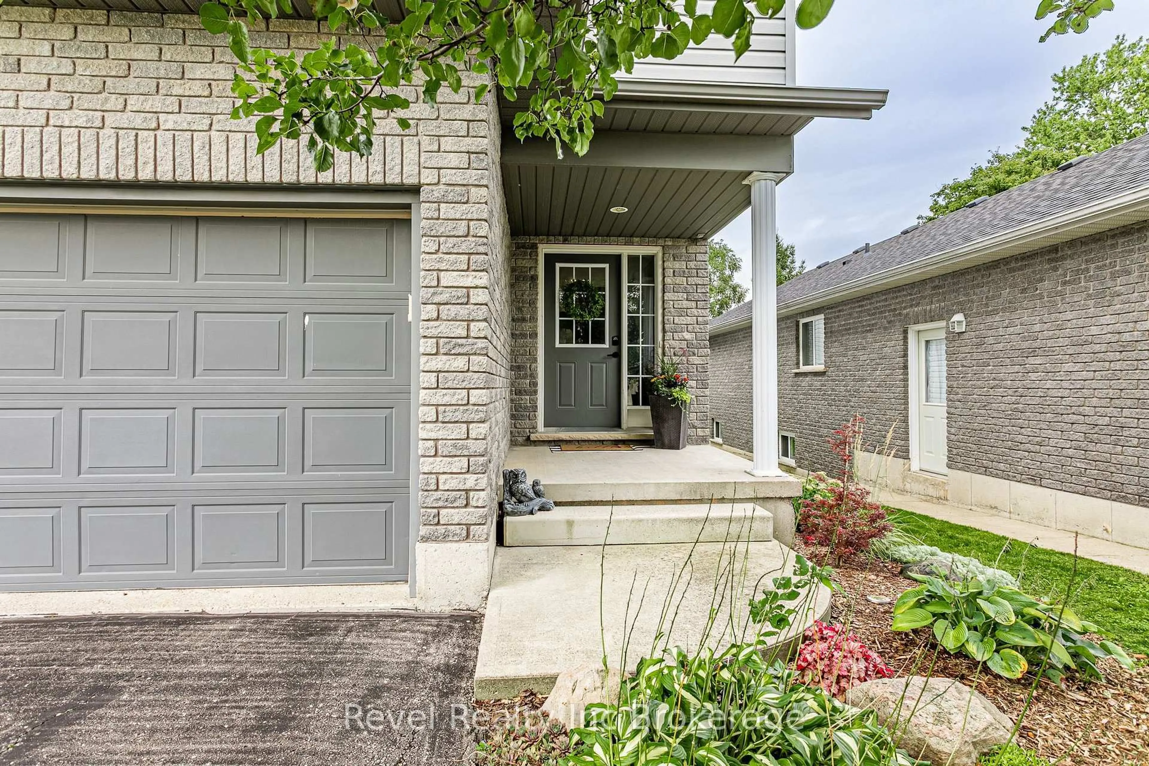 Home with brick exterior material, street for 53 Kerr Cres, Ingersoll Ontario N5C 4H1