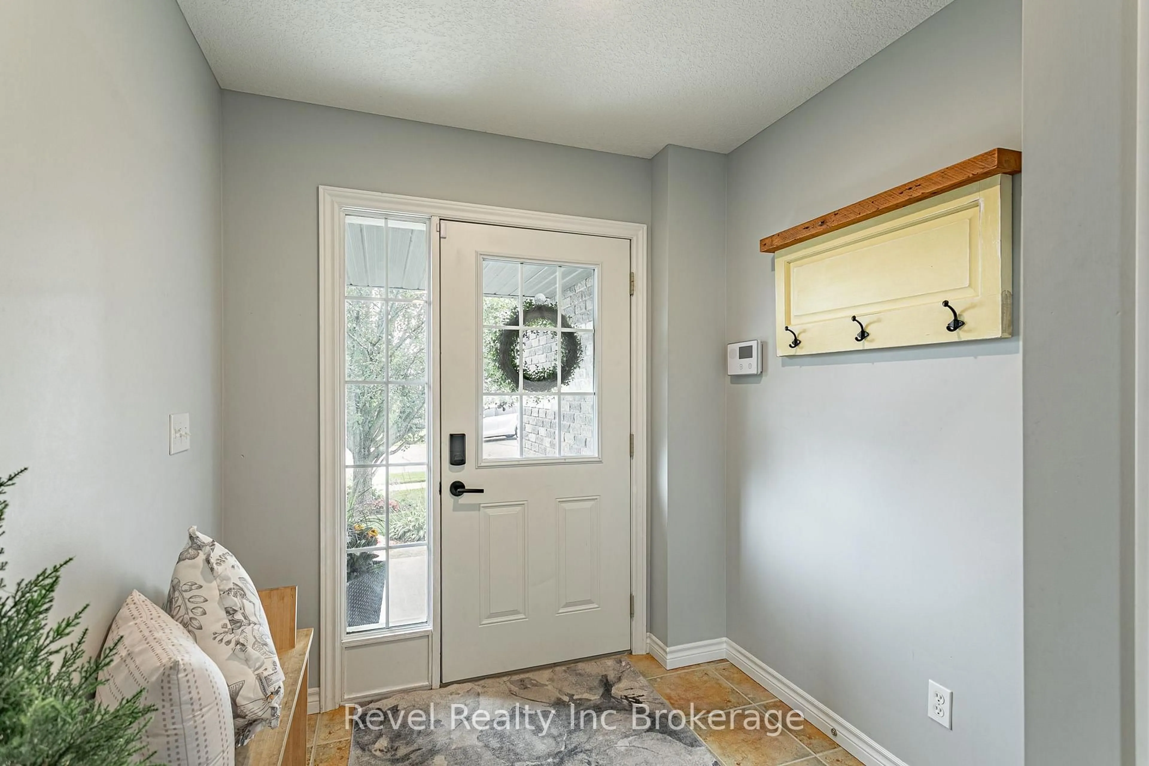 Indoor entryway for 53 Kerr Cres, Ingersoll Ontario N5C 4H1